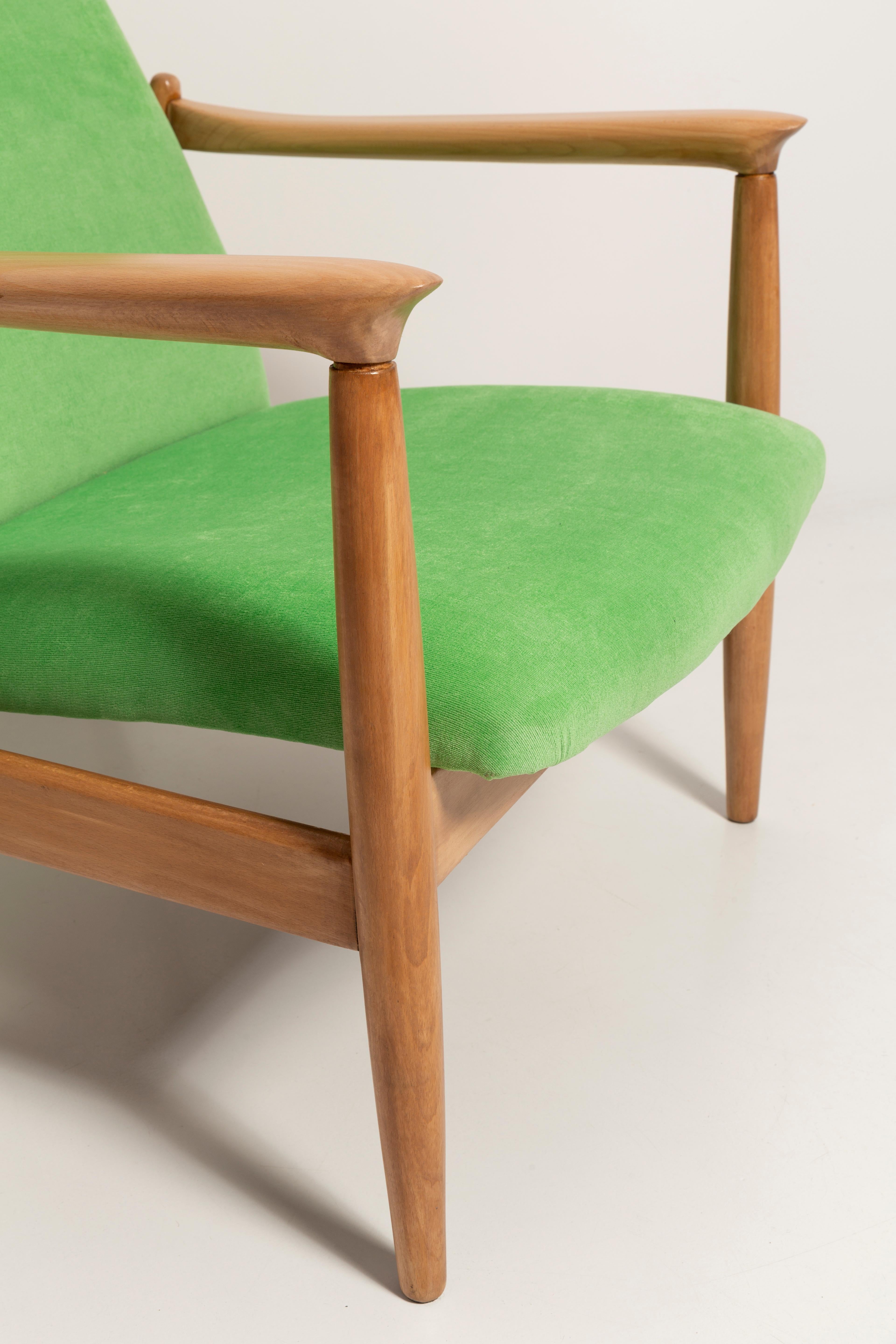 Sillón de terciopelo verde lima claro, alto GFM-64, Edmund Homa, años 60 en Excelente estado para la venta en 05-080 Hornowek, PL