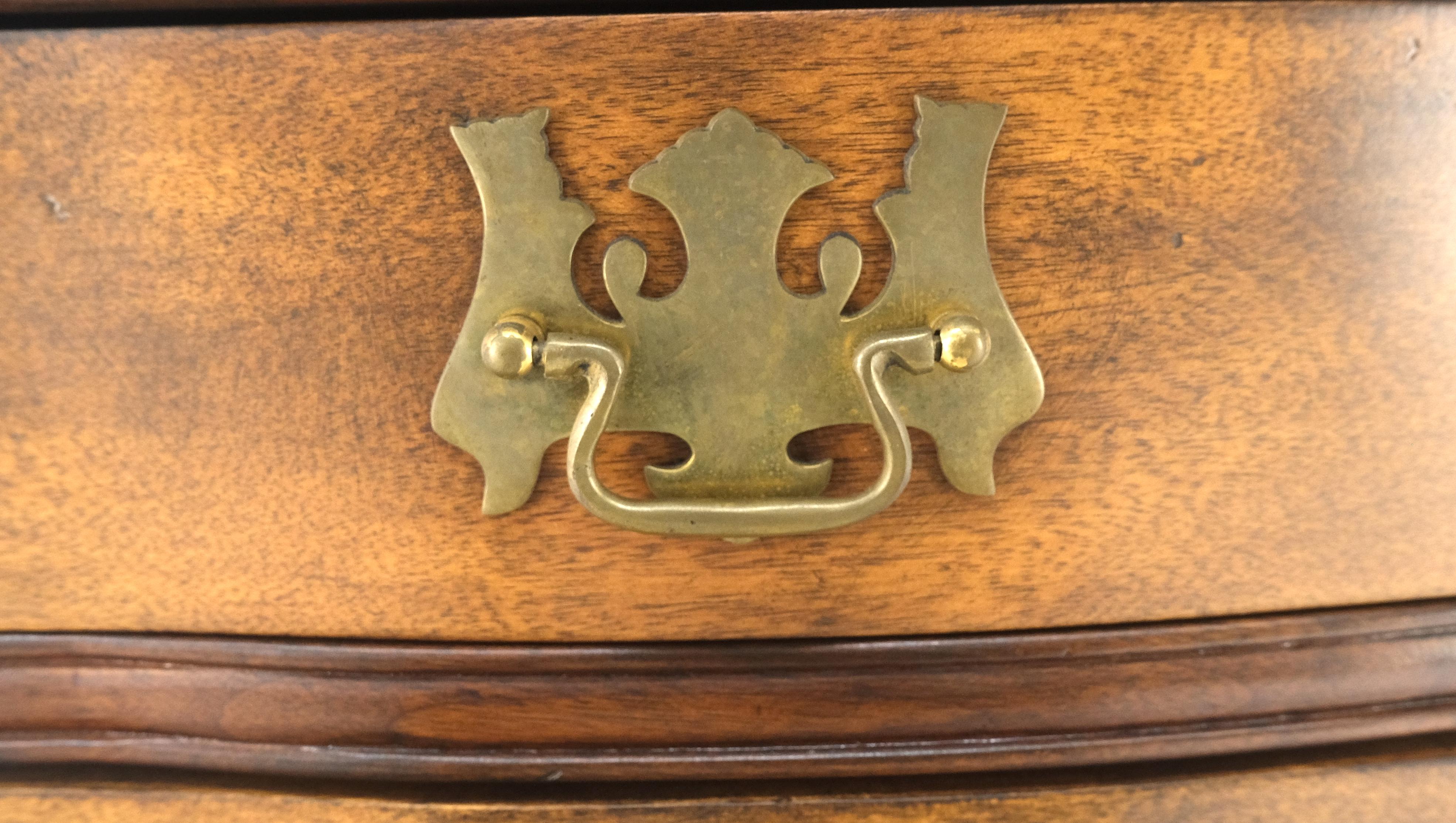 The Claw in mogano chiaro con piedini a sfera e a zampa d'asino e ferramenta in ottone 4 cassetti Cassettone per scapoli e ammogliati in vendita 5