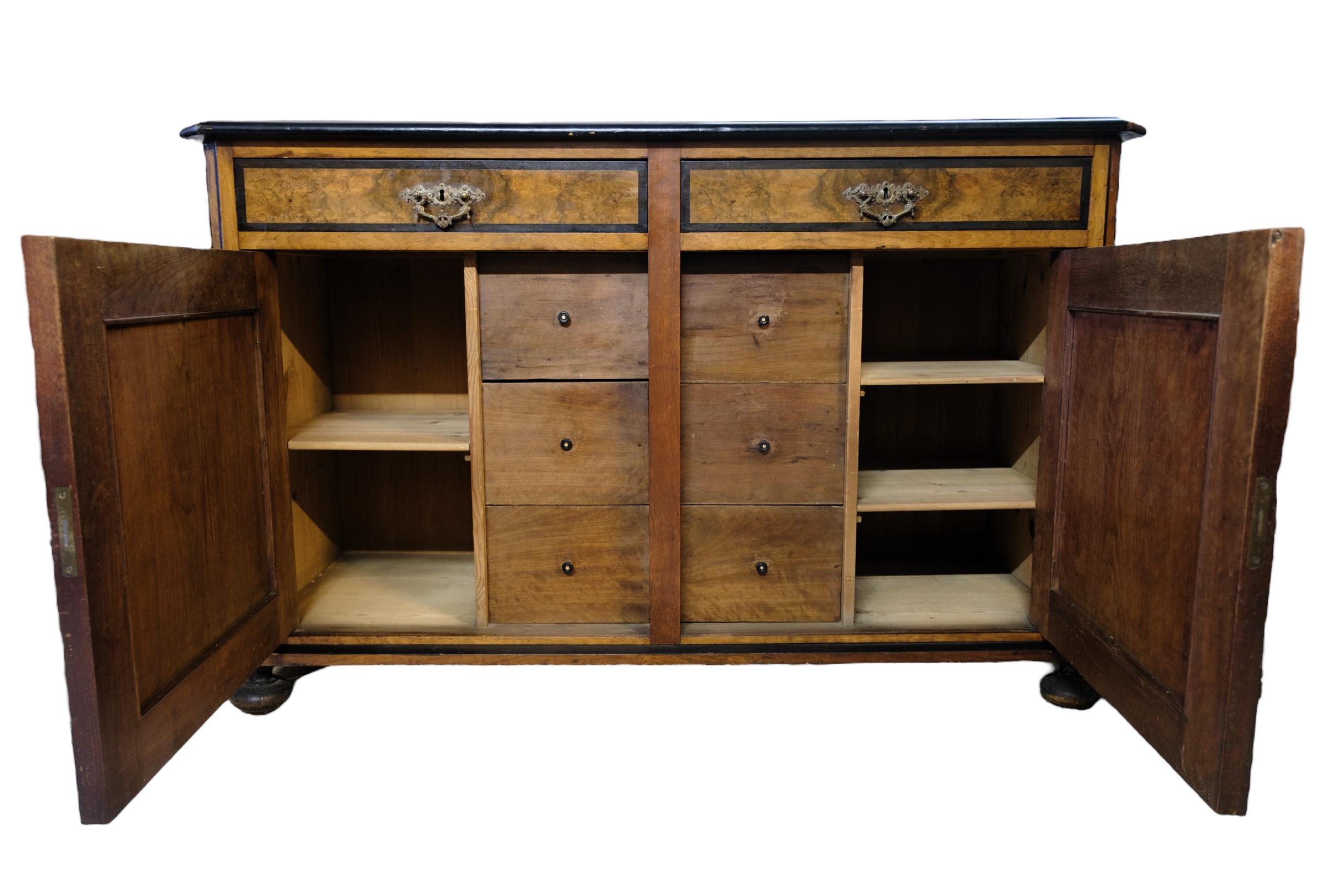 Light mahogany sideboard with 2 doors and 2 drawers and round legs from around the 1920s.
Measurements in cm: H:91 W:142 D:52