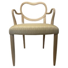 Sessel aus hellem Ahornholz, gepolstert mit einem Stoff im Juan Montoya-Design 