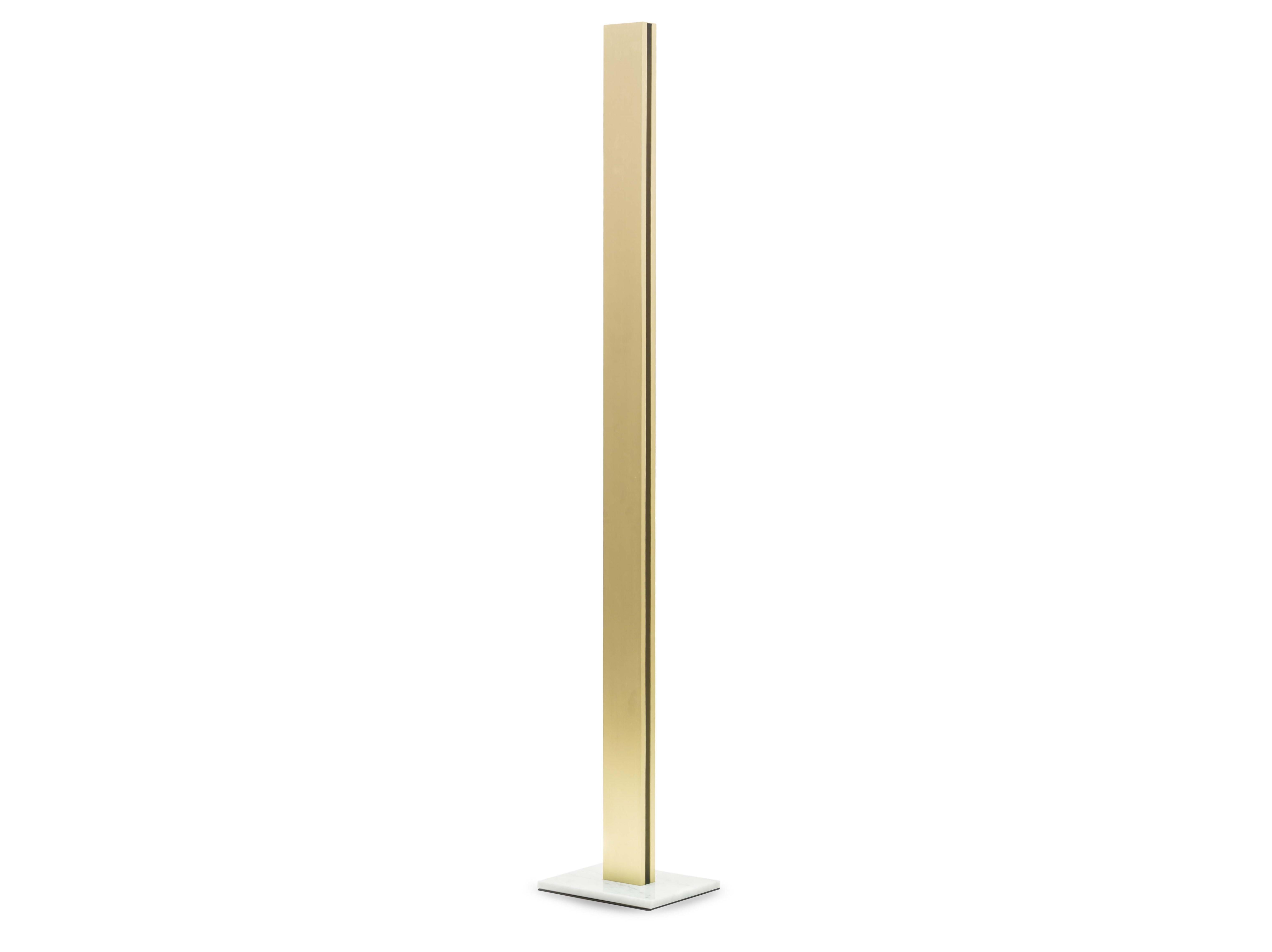 The timeless character of the floor lamp light me up is intensified by the use of marble for its base. The mix of marble – available in Carrara marble or in negro marquina marble – with metal – brushed brass or brushed stainless steel – accentuates