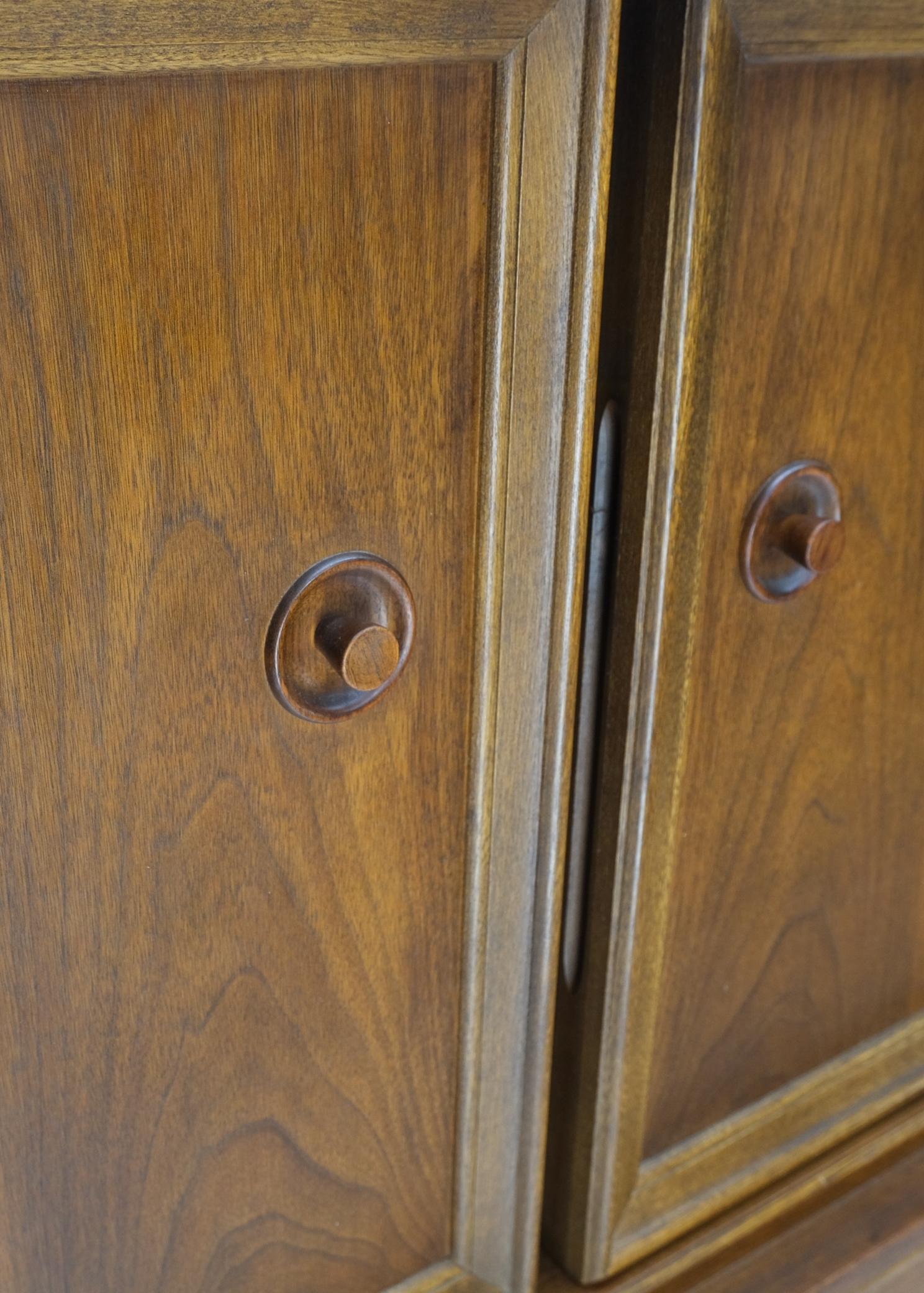 Noyer moyen clair Gentleman''s High Chest Dresser Cabinet Mid-Century Modern en vente 4