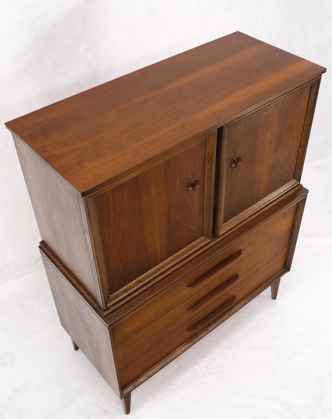 Noyer moyen clair Gentleman''s High Chest Dresser Cabinet Mid-Century Modern en vente 5