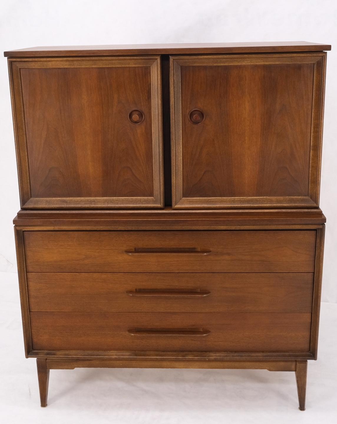 Noyer moyen clair Gentleman''s High Chest Dresser Cabinet Mid-Century Modern en vente 6