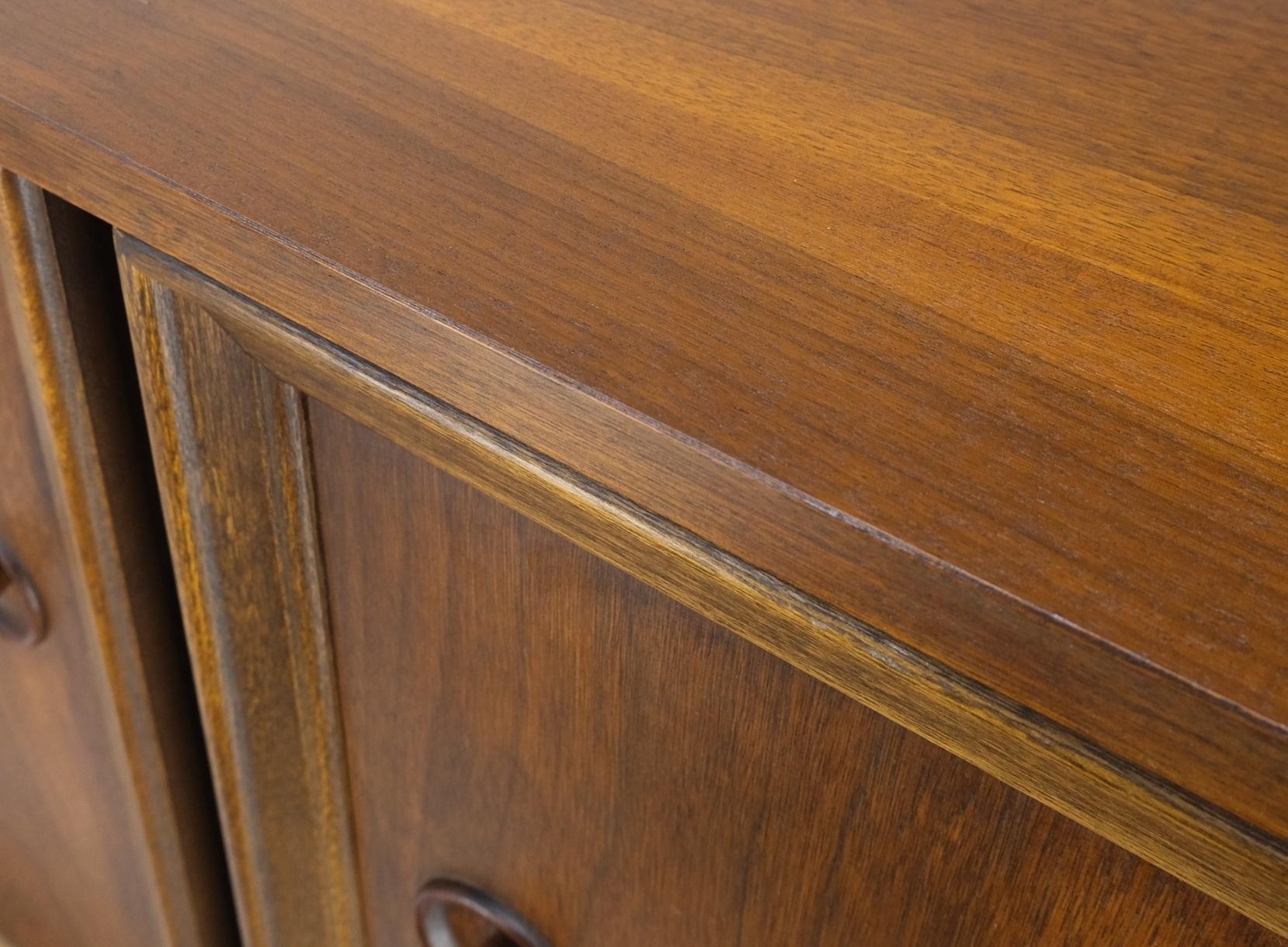 Noyer moyen clair Gentleman''s High Chest Dresser Cabinet Mid-Century Modern en vente 7