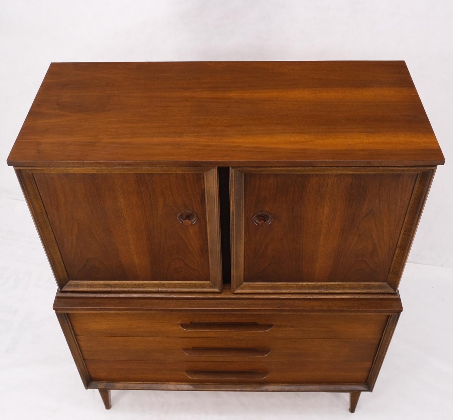 Noyer moyen clair Gentleman''s High Chest Dresser Cabinet Mid-Century Modern en vente 10