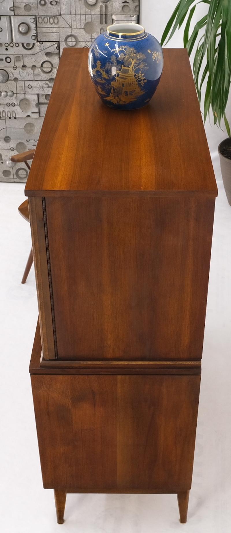 Noyer moyen clair Gentleman''s High Chest Dresser Cabinet Mid-Century Modern en vente 11