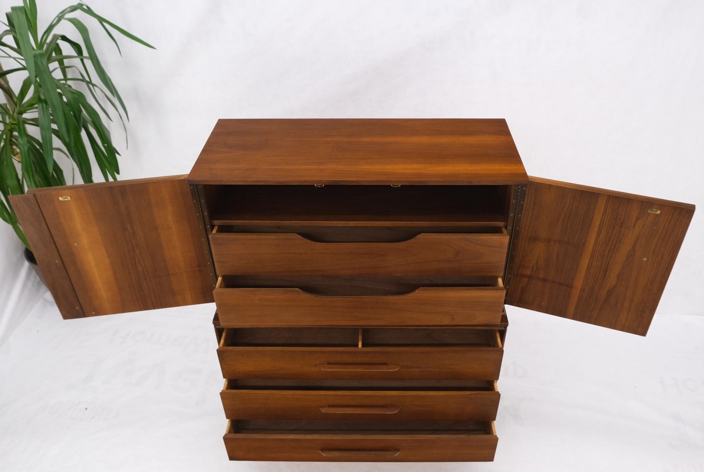 Noyer moyen clair Gentleman''s High Chest Dresser Cabinet Mid-Century Modern en vente 12