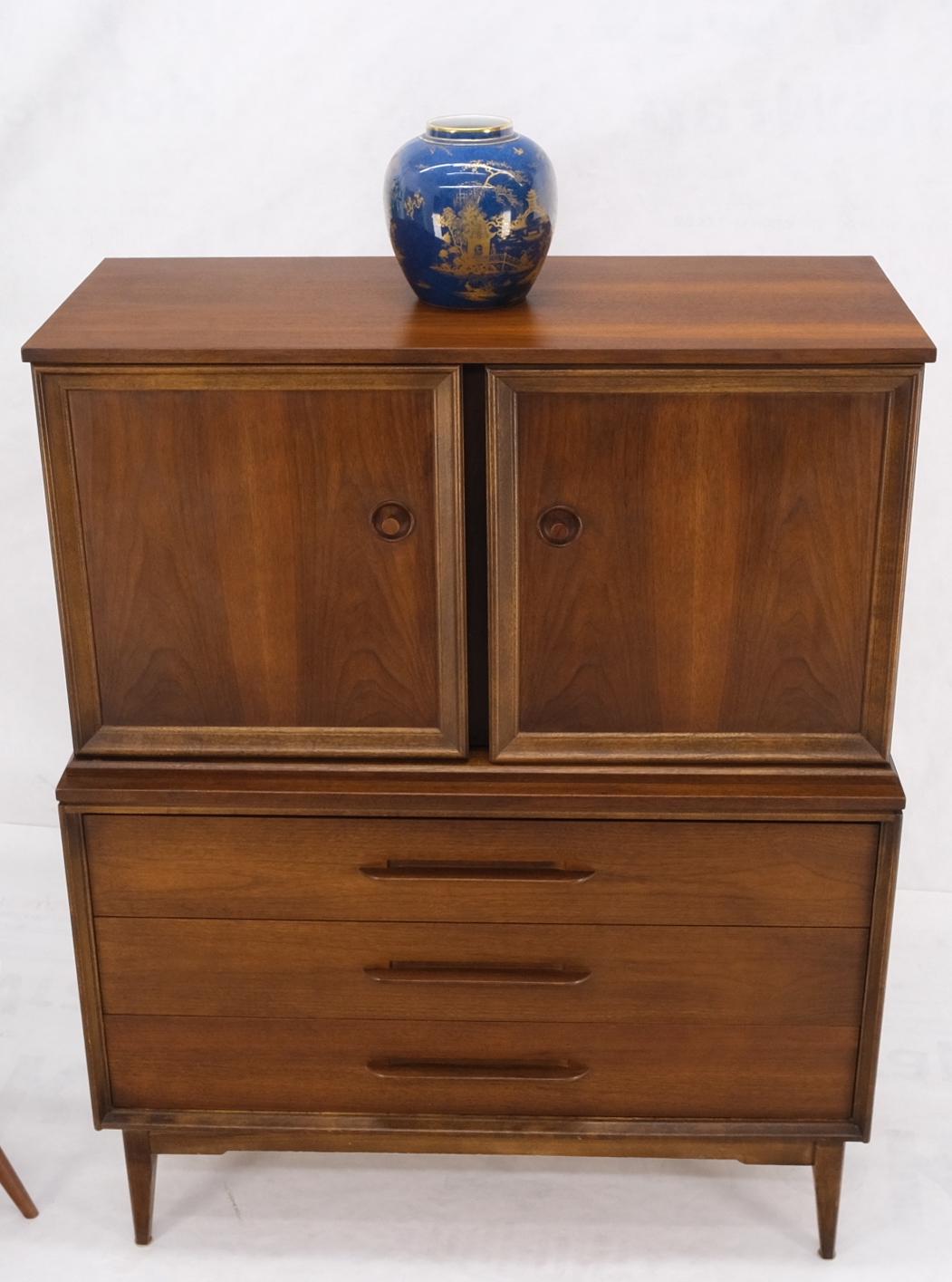 Noyer moyen clair Gentleman''s High Chest Dresser Cabinet Mid-Century Modern en vente 13