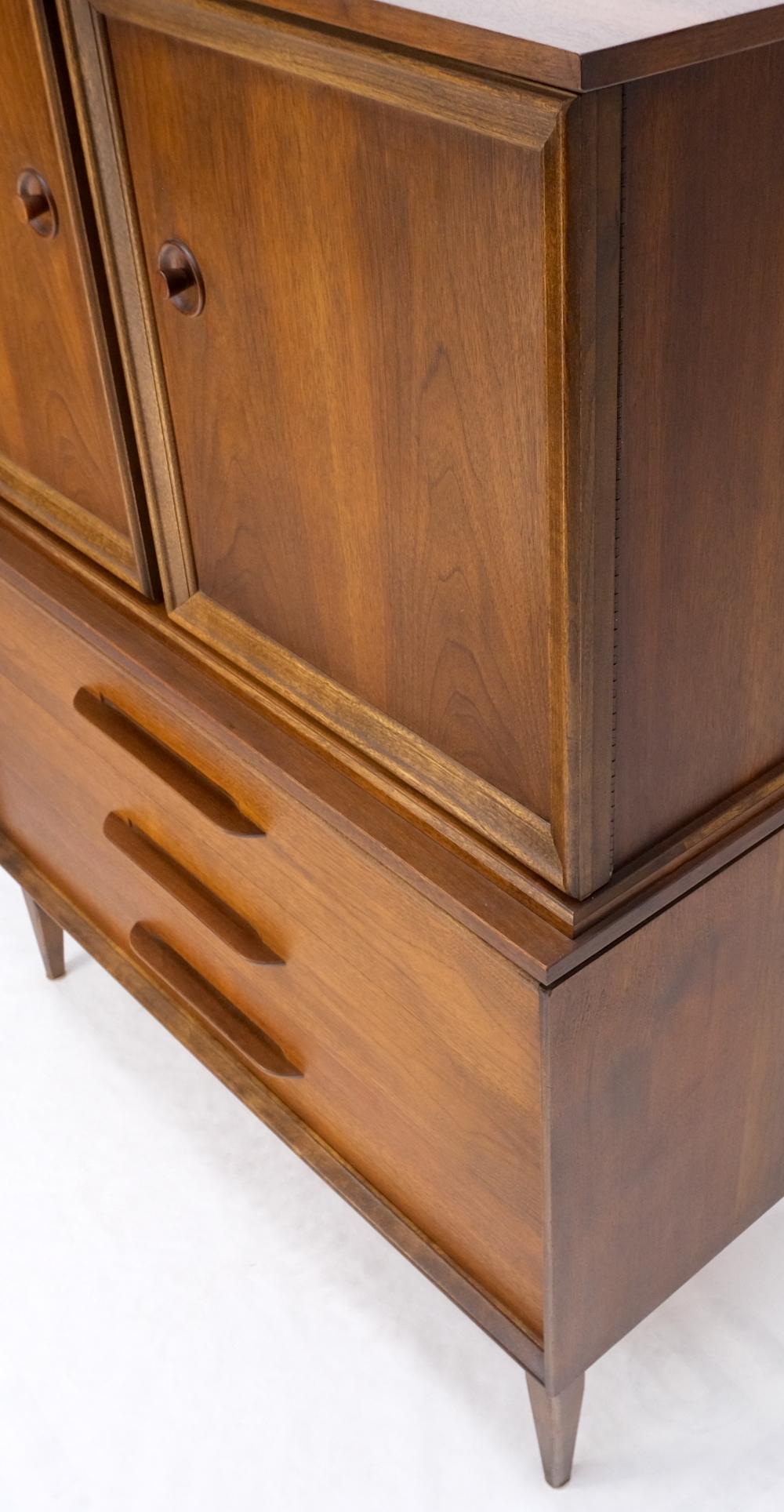 Américain Noyer moyen clair Gentleman''s High Chest Dresser Cabinet Mid-Century Modern en vente