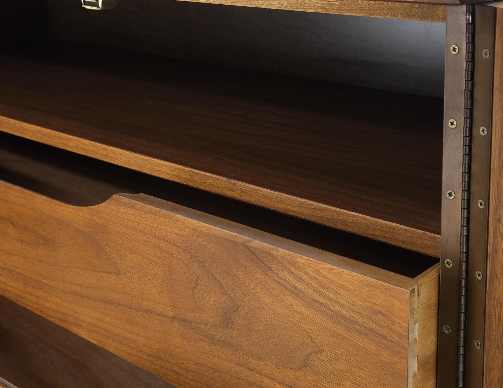 20ième siècle Noyer moyen clair Gentleman''s High Chest Dresser Cabinet Mid-Century Modern en vente