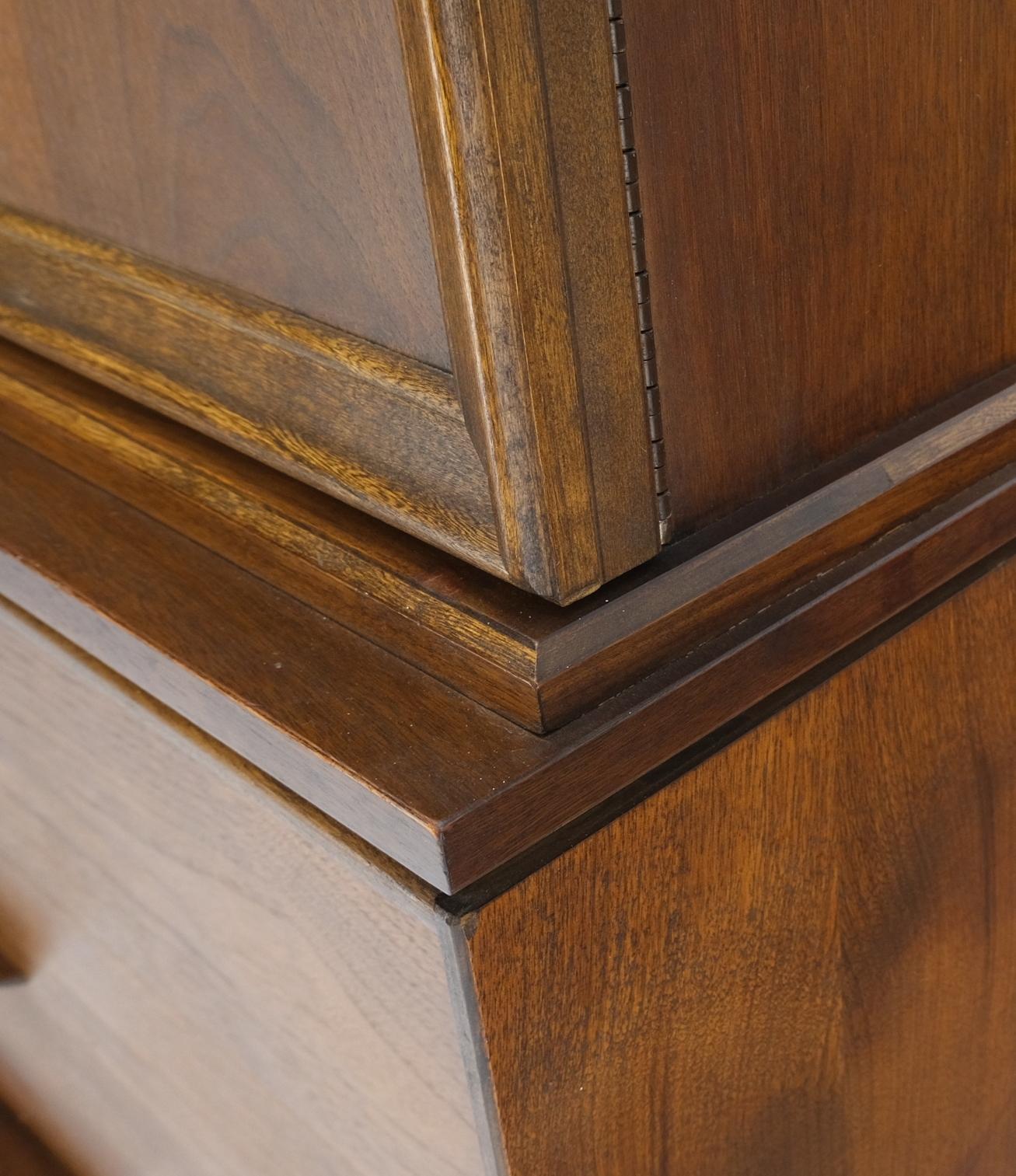 Noyer moyen clair Gentleman''s High Chest Dresser Cabinet Mid-Century Modern en vente 2