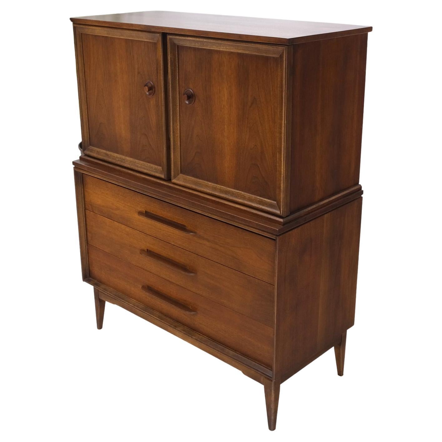 Noyer moyen clair Gentleman''s High Chest Dresser Cabinet Mid-Century Modern en vente