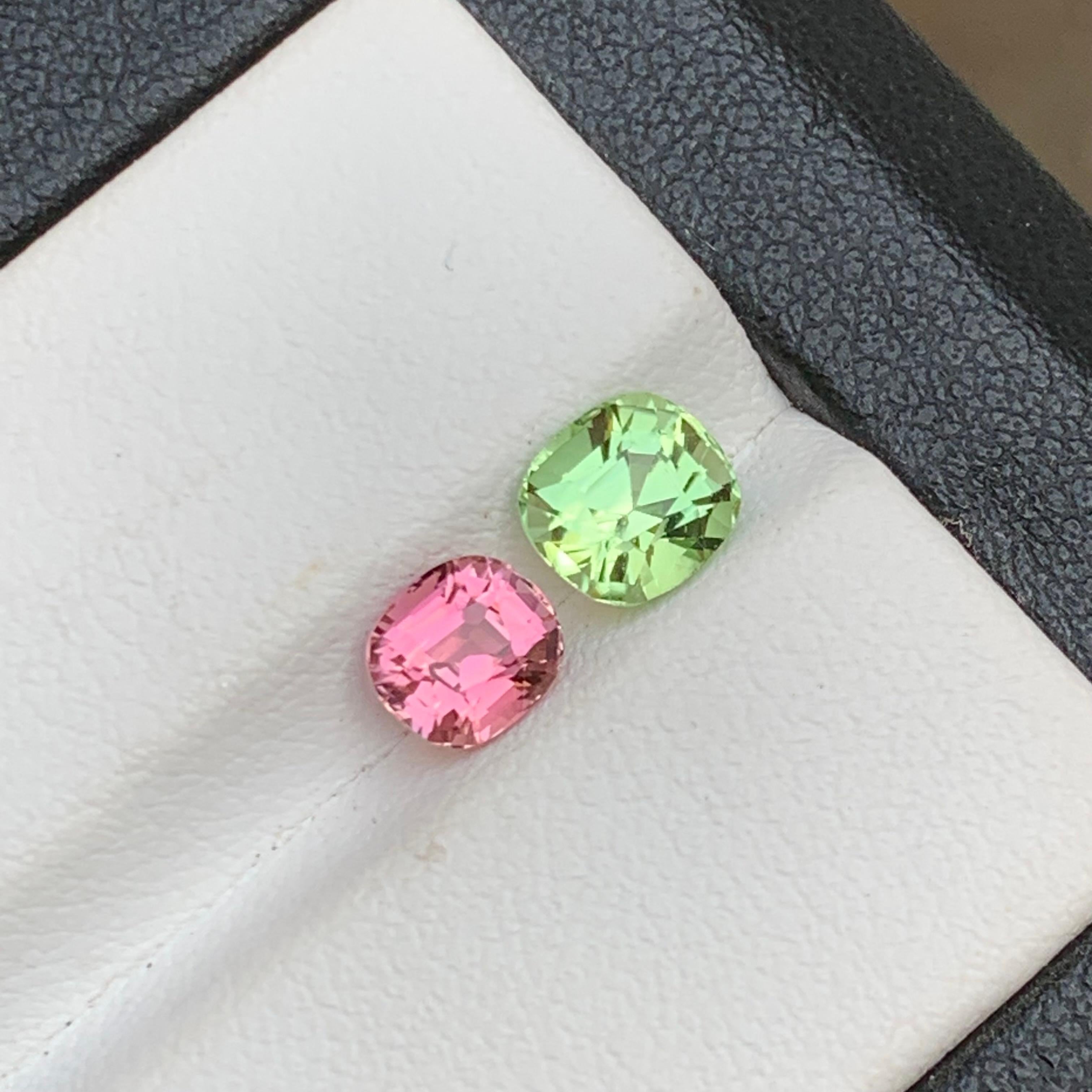 Contemporain Pierres précieuses en tourmaline naturelle vert menthe et rose vif 2,05 ct taille coussin en vente