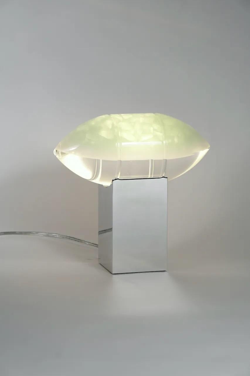 Lámpara Light Mint Helios de Zoran Strijbosch
Hecho a mano
Dimensiones: 
Base: P 9 x An 9 Al 15 cm
Esfera: P 10,5 x An 10,5 x Al 25 cm
Materiales: Aluminio, acrílico.

En la antigüedad, Helios era venerado como el dios del sol, encargado de guiarlo