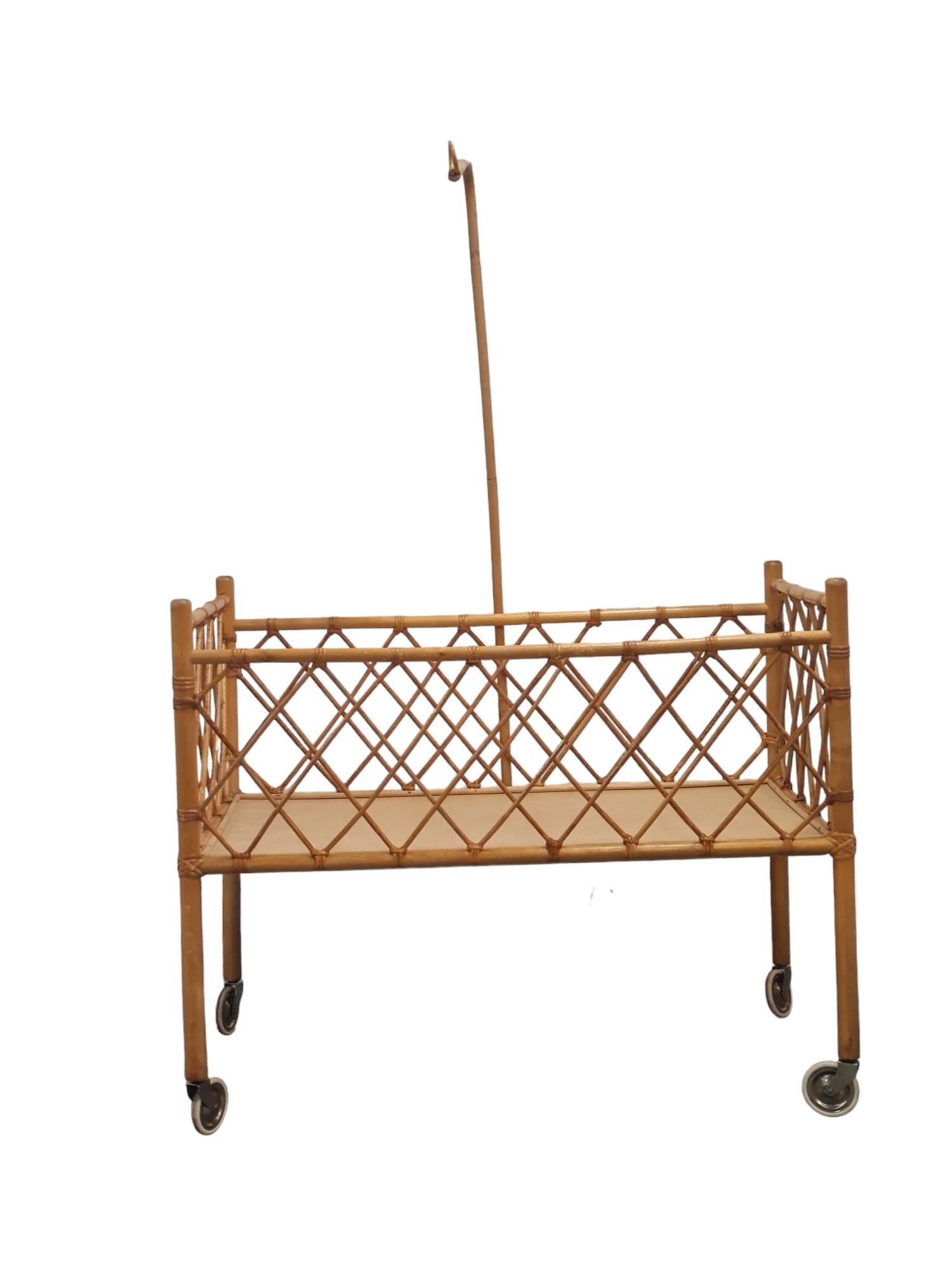 Cama / Cuna Finlandesa Vintage Móvil Ligera de Caña y Mimbre, Años 60 en venta 4