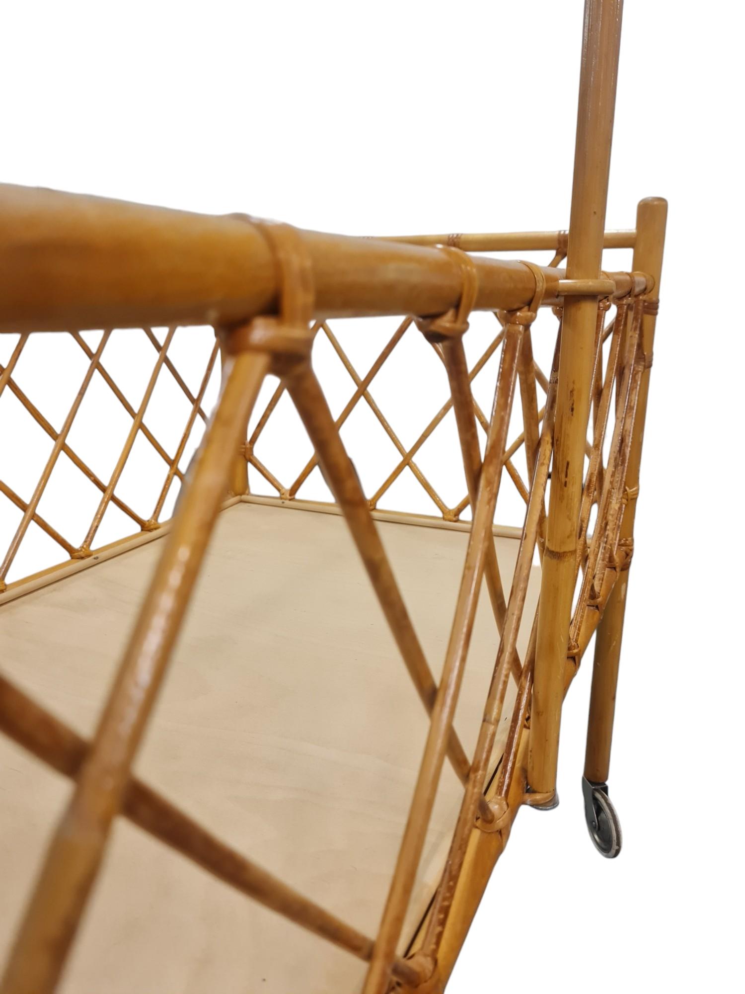 Cama / Cuna Finlandesa Vintage Móvil Ligera de Caña y Mimbre, Años 60 en venta 5