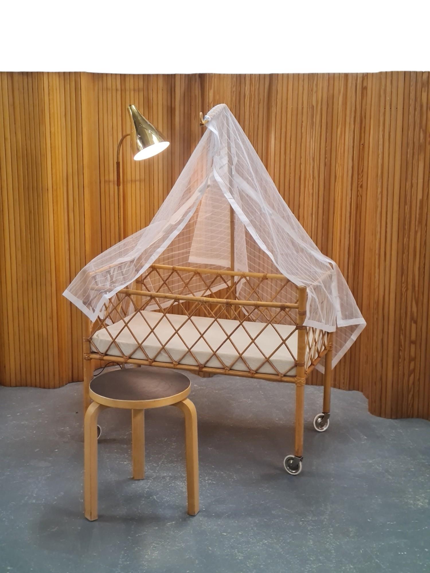 Cama / Cuna Finlandesa Vintage Móvil Ligera de Caña y Mimbre, Años 60 en venta 7