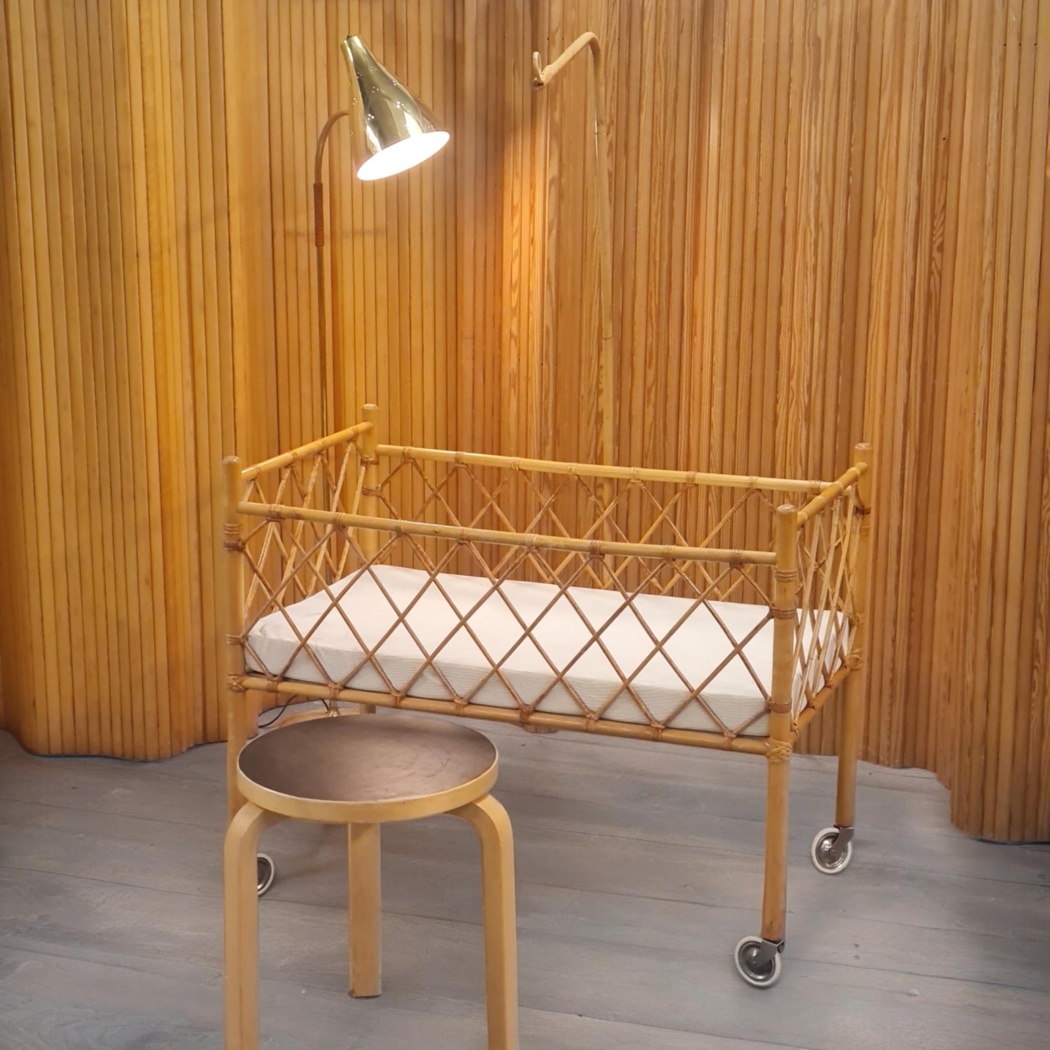 Una preciosa cuna / cama de bebé vintage hecha a mano con una preciosa pátina similar a la miel. La cama es muy ligera y está equipada con ruedas. Se adapta perfectamente a las siestas al aire libre en el jardín, la terraza o el porche. La cama