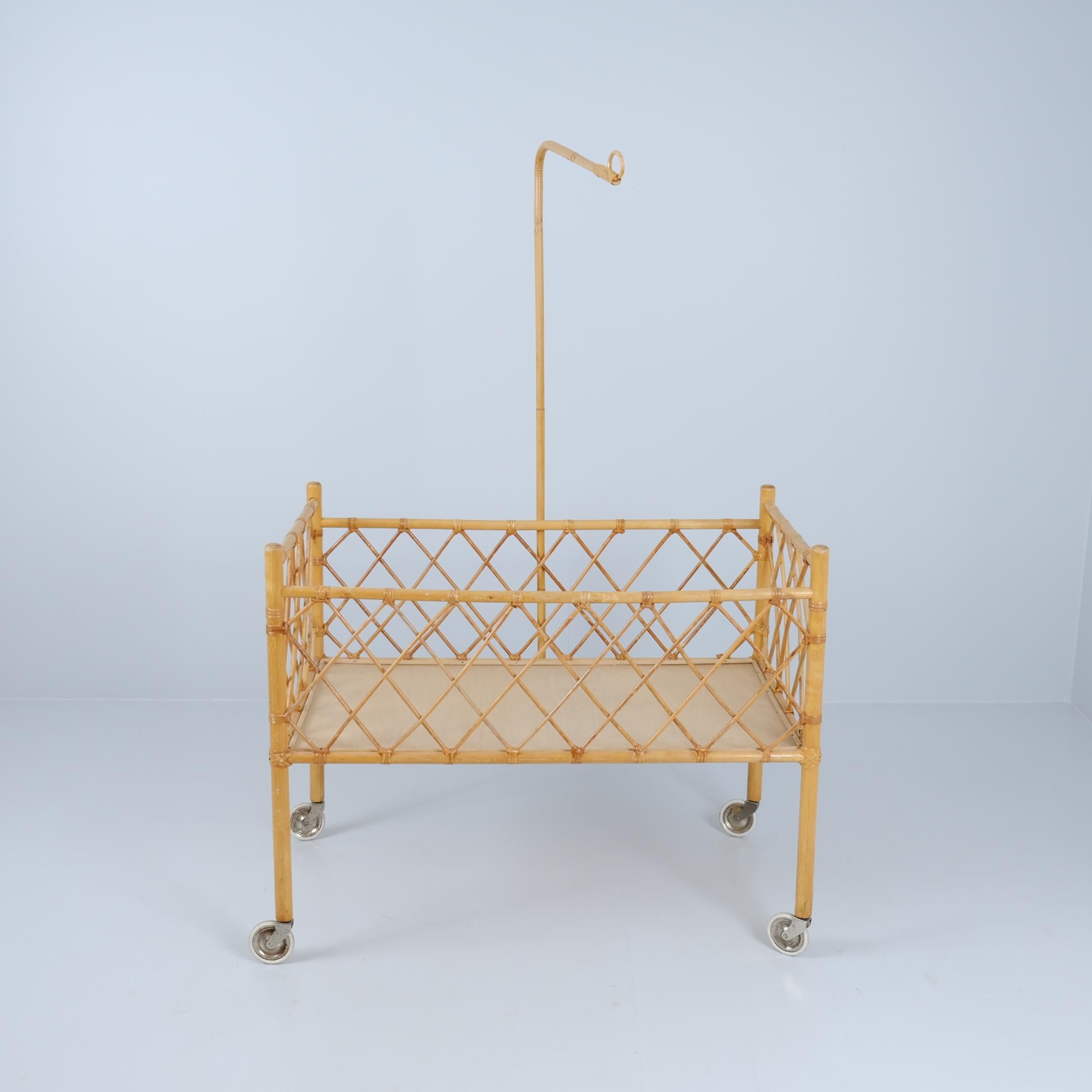 Un bellissimo lettino d'epoca fatto a mano con una bella patina color miele. Il letto è molto leggero e dotato di ruote. Si adatta perfettamente ai NAP da giardino, da terrazza o da veranda. Il letto è anche dotato di un braccio staccabile per