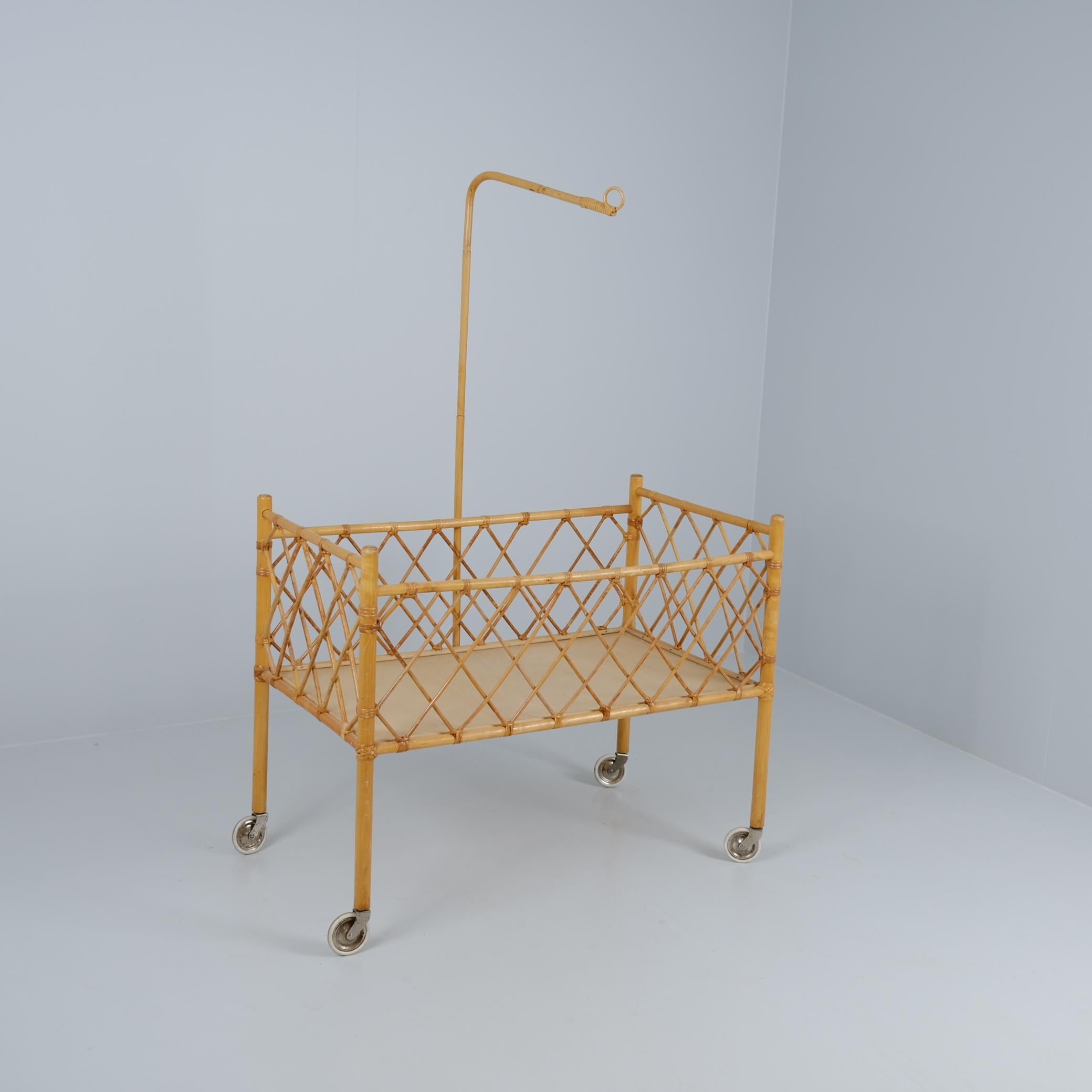 Moderno Lettino per bambini finlandese d'epoca in canna e rattan, 1960 in vendita