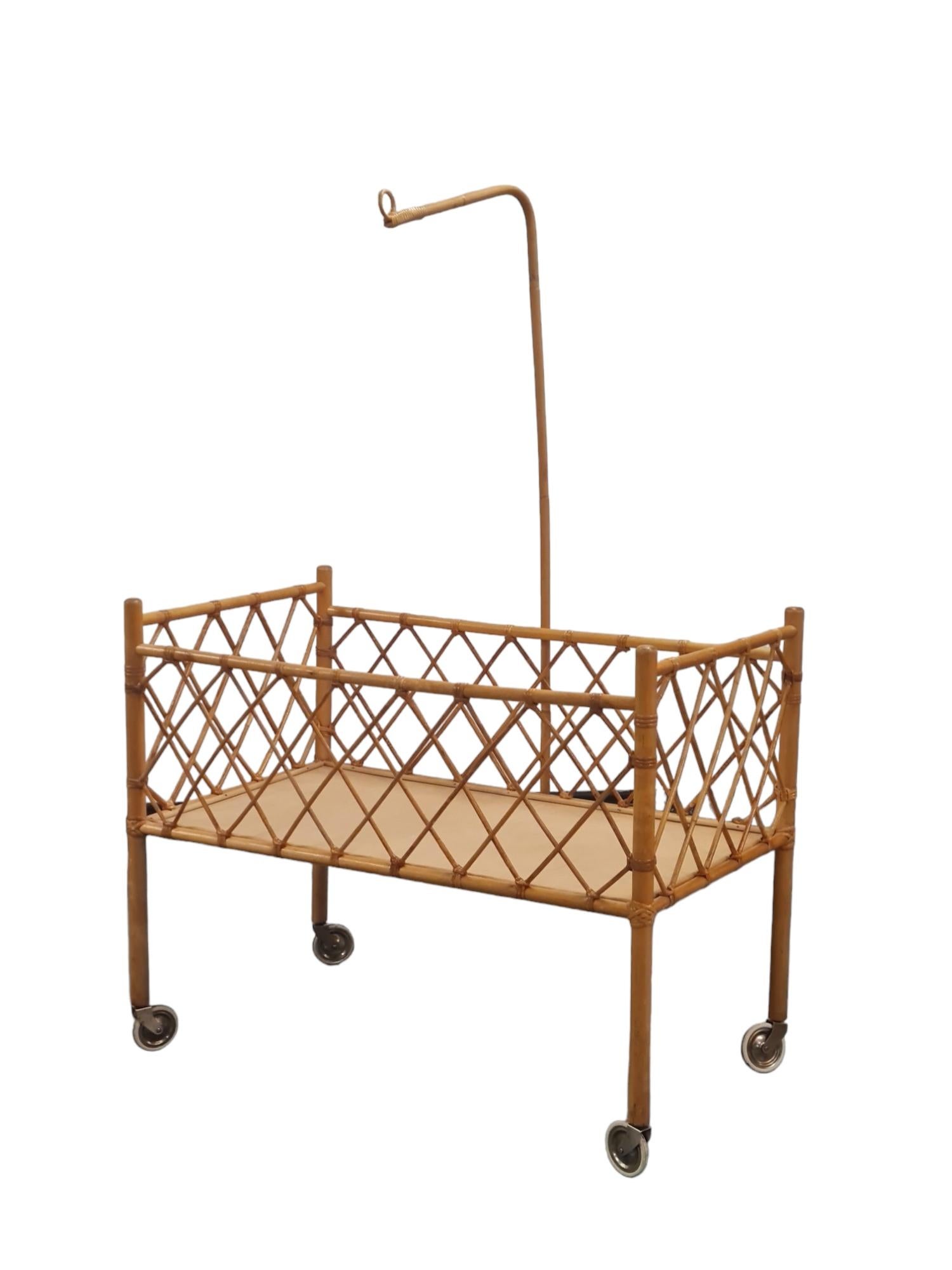 Cama / Cuna Finlandesa Vintage Móvil Ligera de Caña y Mimbre, Años 60 Moderno en venta