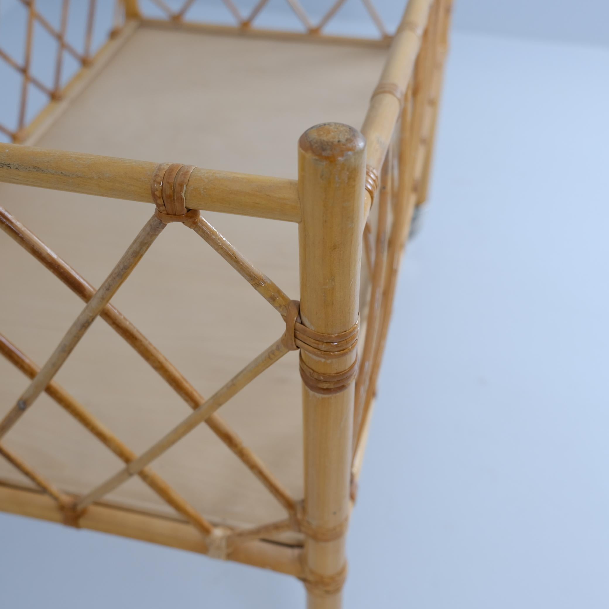 Lettino per bambini finlandese d'epoca in canna e rattan, 1960 In condizioni buone in vendita a Helsinki, FI