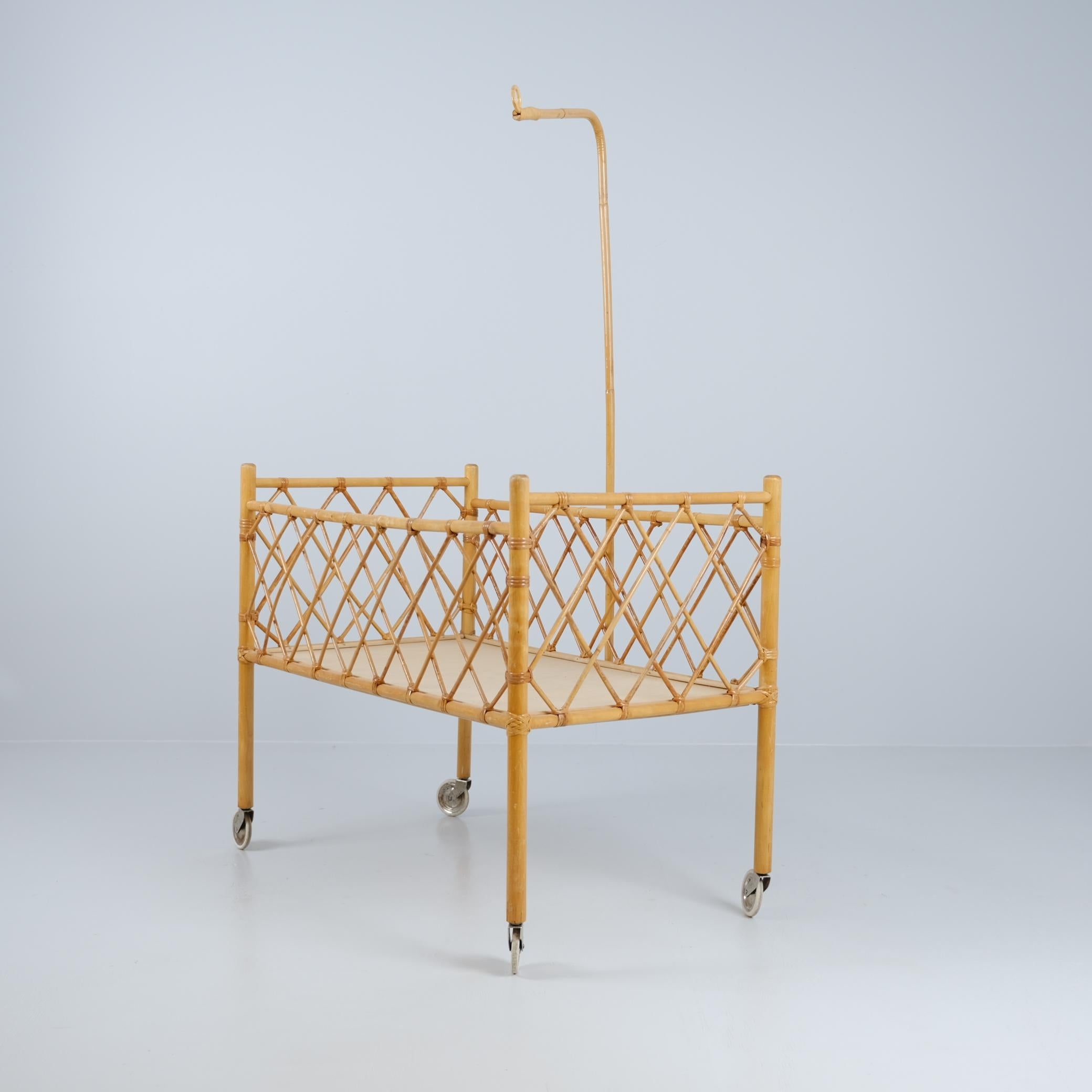 Lettino per bambini finlandese d'epoca in canna e rattan, 1960 in vendita 2