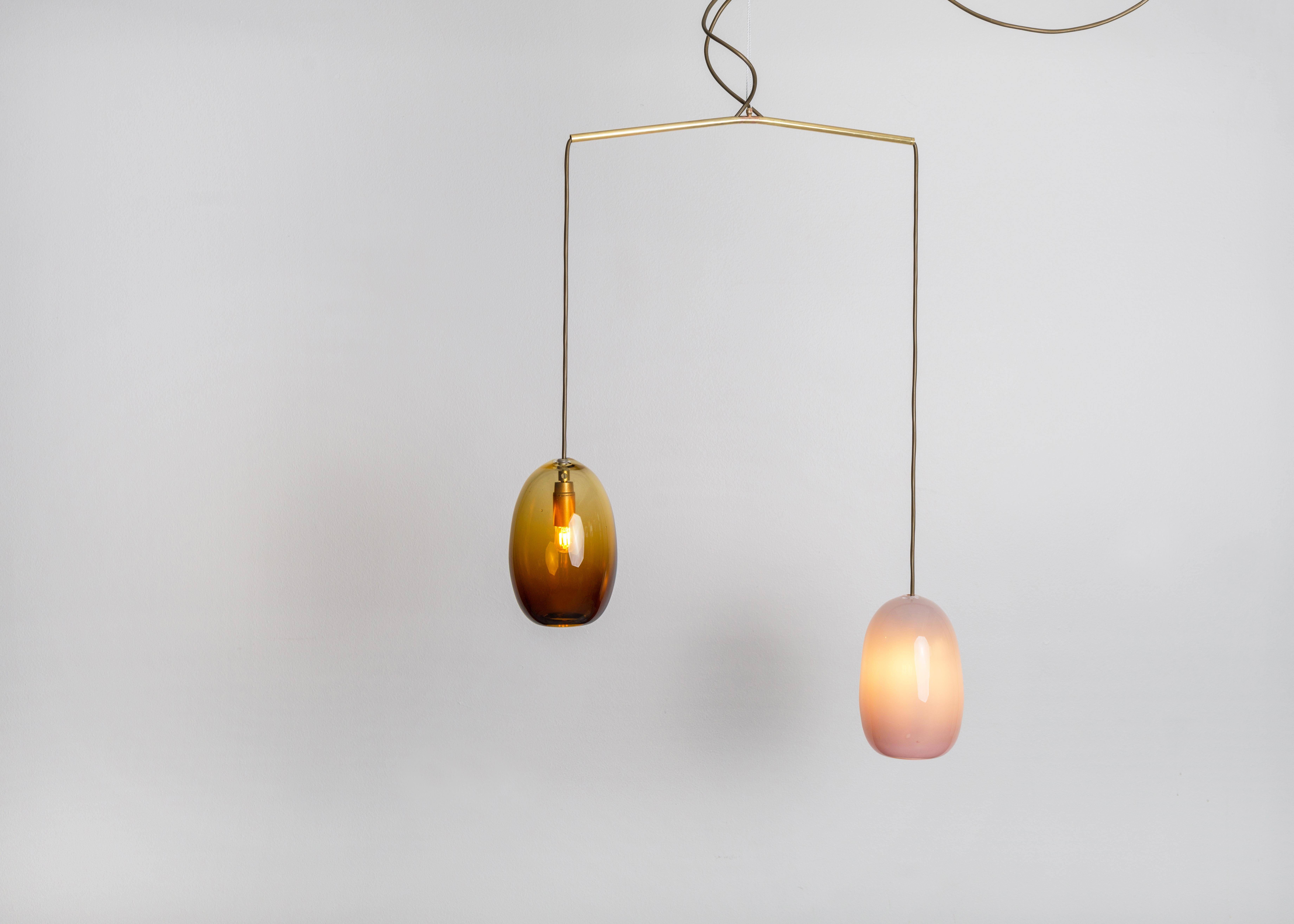 Luce n. 15, di Milla Vaahtera
Dimensioni: H. 40 x L. 60
Materiali: vetro e ottone

Vaahtera ha iniziato a lavorare a questa serie nel maggio 2017 insieme ai soffiatori di vetro Paula Paakkonen, Sani Lappalainen, Pauli Vahasarja, Henni Eliala e