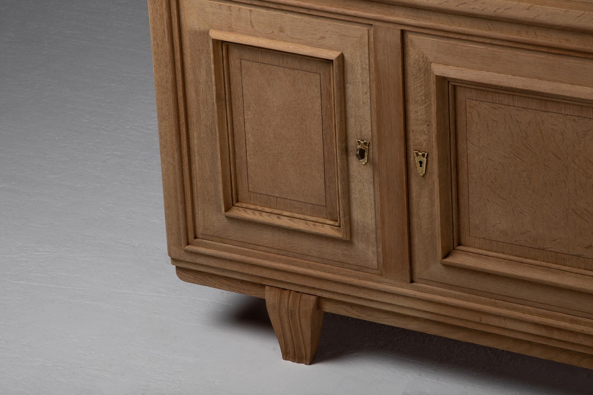 Ein verführerisches, niedriges Sideboard, sorgfältig aus gebleichter Eiche gefertigt und mit Sockelbeinen versehen, verkörpert die klare Design-Essenz der 1950er Jahre. Dieses Sideboard vereint Form und Funktion auf harmonische Weise und spiegelt
