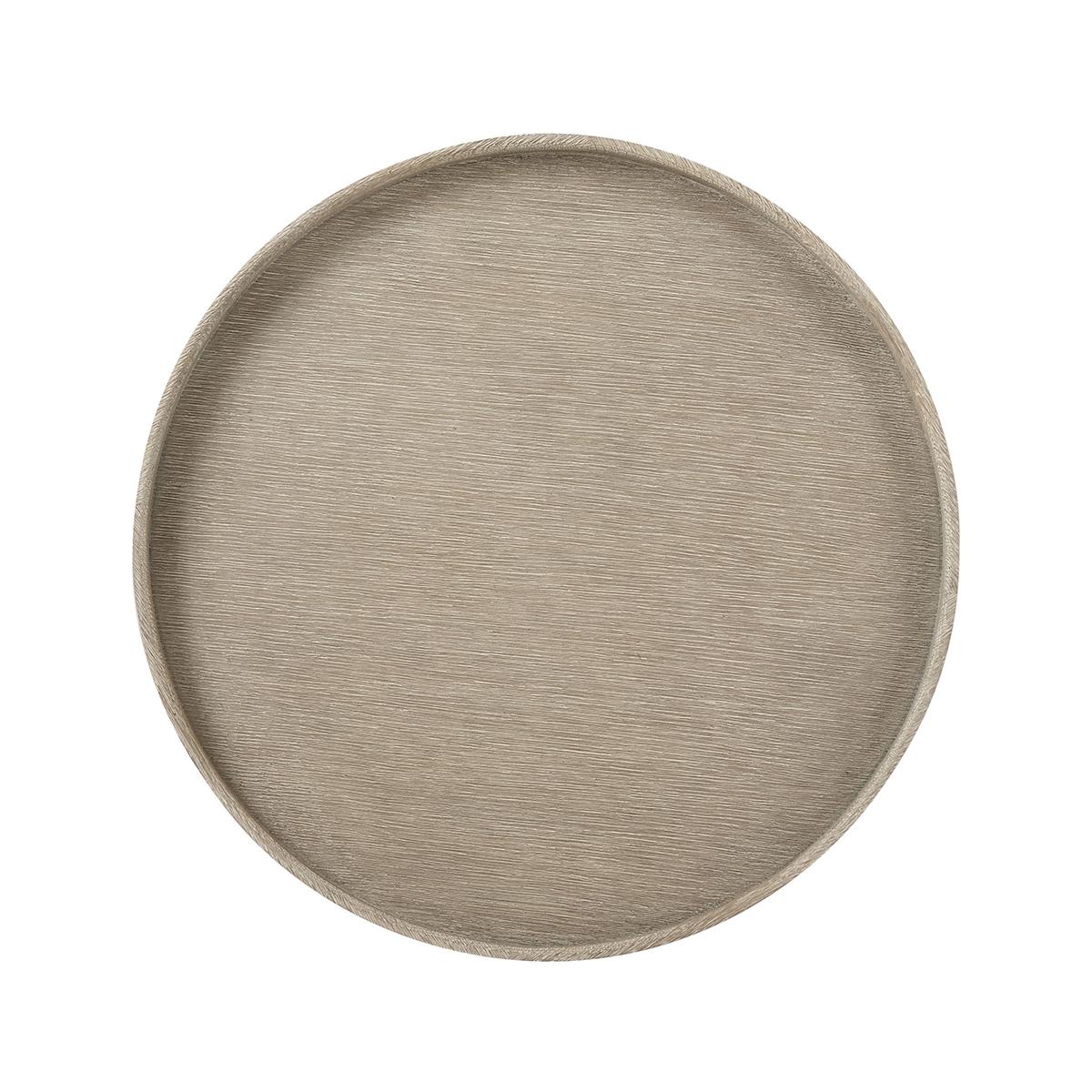 Desde el tablero de bandeja de roble hasta las patas metálicas de bronce en contraste, la mesa añade un poco de zen a tu espacio. El intenso acabado a mano en varios pasos de esta pieza resalta las vetas naturales de la madera de roble gris claro.