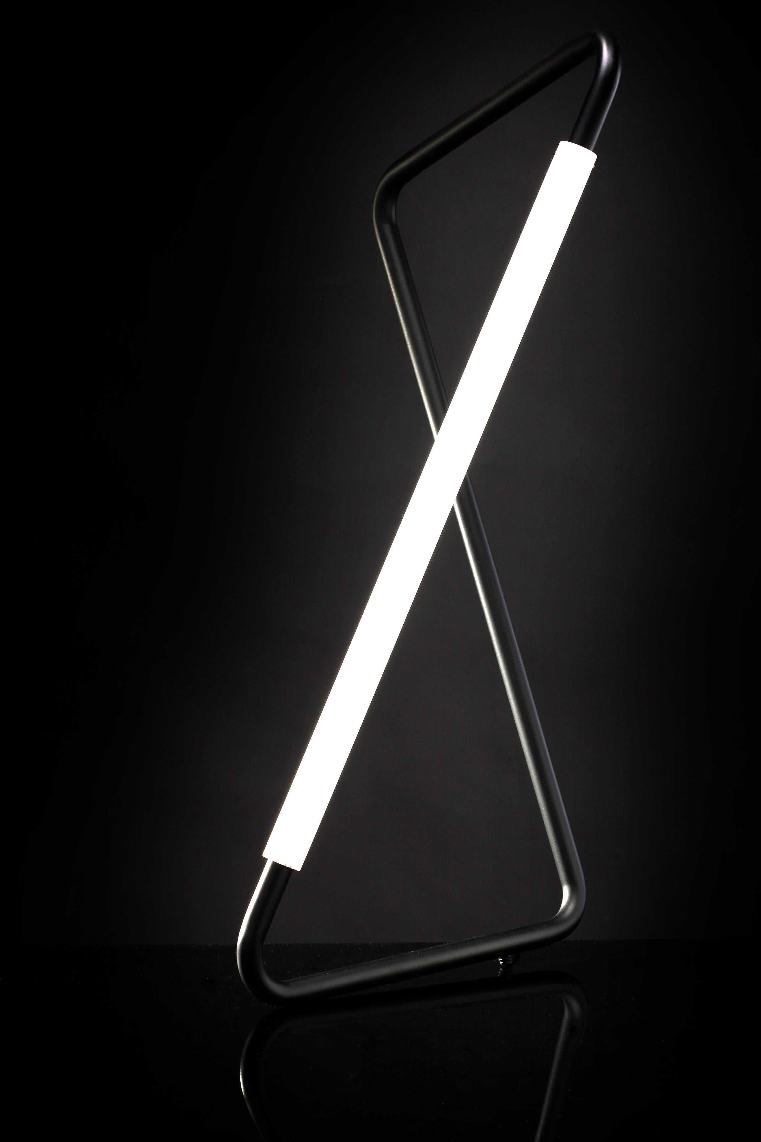 OGGETTO LUMINOSO 001
Adatto per soffitto, parete, pavimento e tavolo.
L'iconico Light Object 001 è il primo oggetto luminoso progettato e sviluppato da Naama Hofman. Ha una luce calda e uniforme e la sua forma unica lo rende un vero capolavoro di