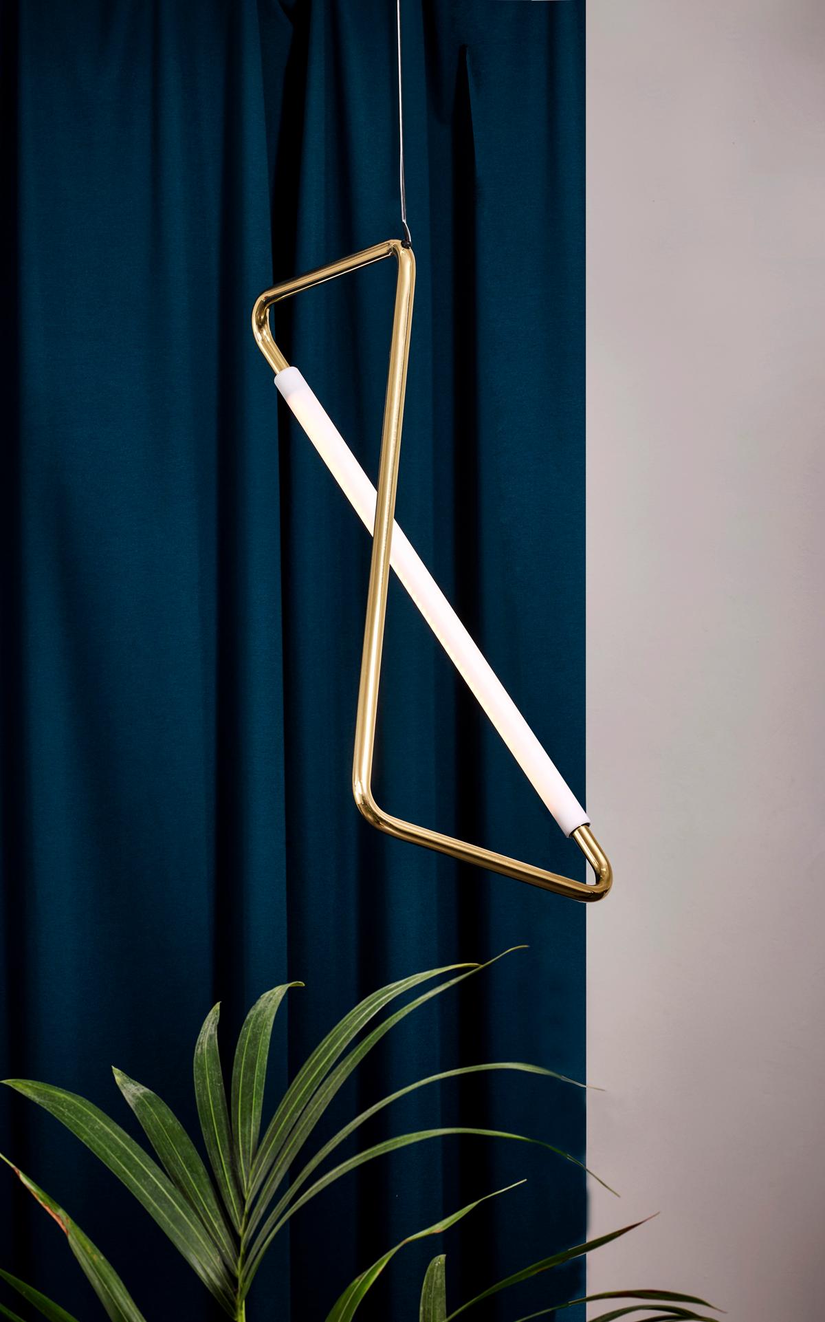 OGGETTO LUMINOSO 001
Adatto per soffitto, parete, pavimento e tavolo.
L'iconico Light Object 001 è il primo oggetto luminoso progettato e sviluppato da Naama Hofman. Ha una luce calda e uniforme e la sua forma unica lo rende un vero capolavoro di