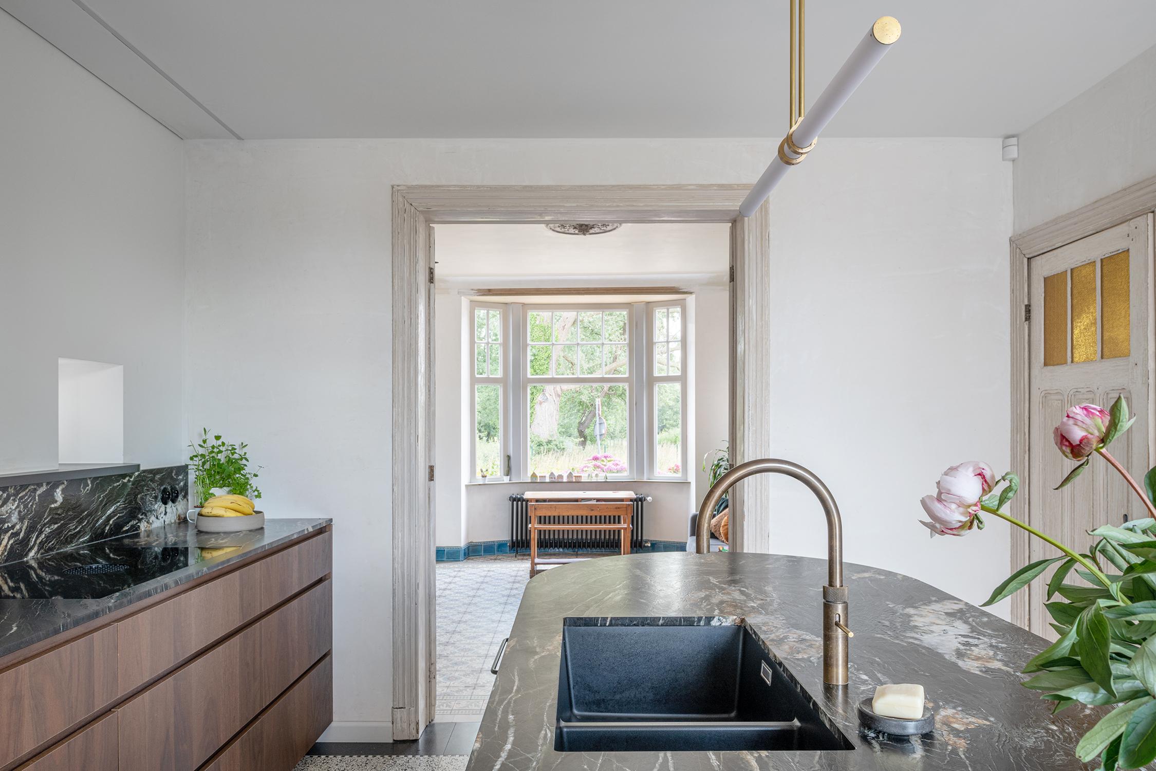 Oggetto luminoso 018 _  finitura nera in vendita 1