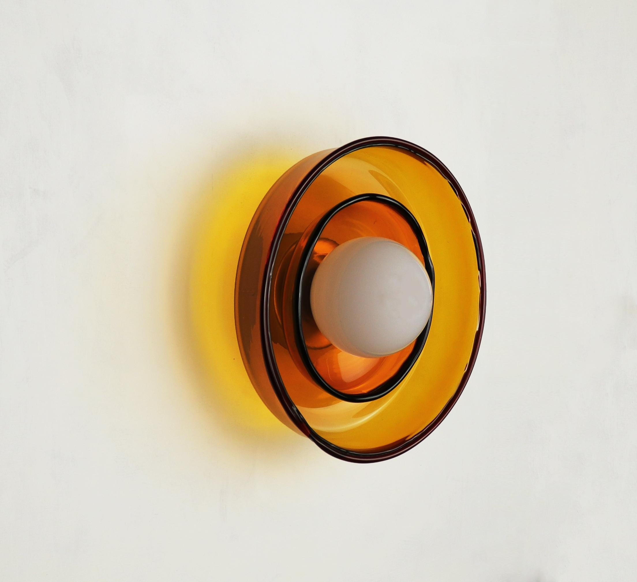 OBJETO LUMINOSO 030.3
Aplique

Este aplique de pared está fabricado en cristal soplado a mano y se ofrece en tres variantes: una pantalla de cristal a gran escala, una opción de pantalla más pequeña y una combinación de ambas. La versión de doble