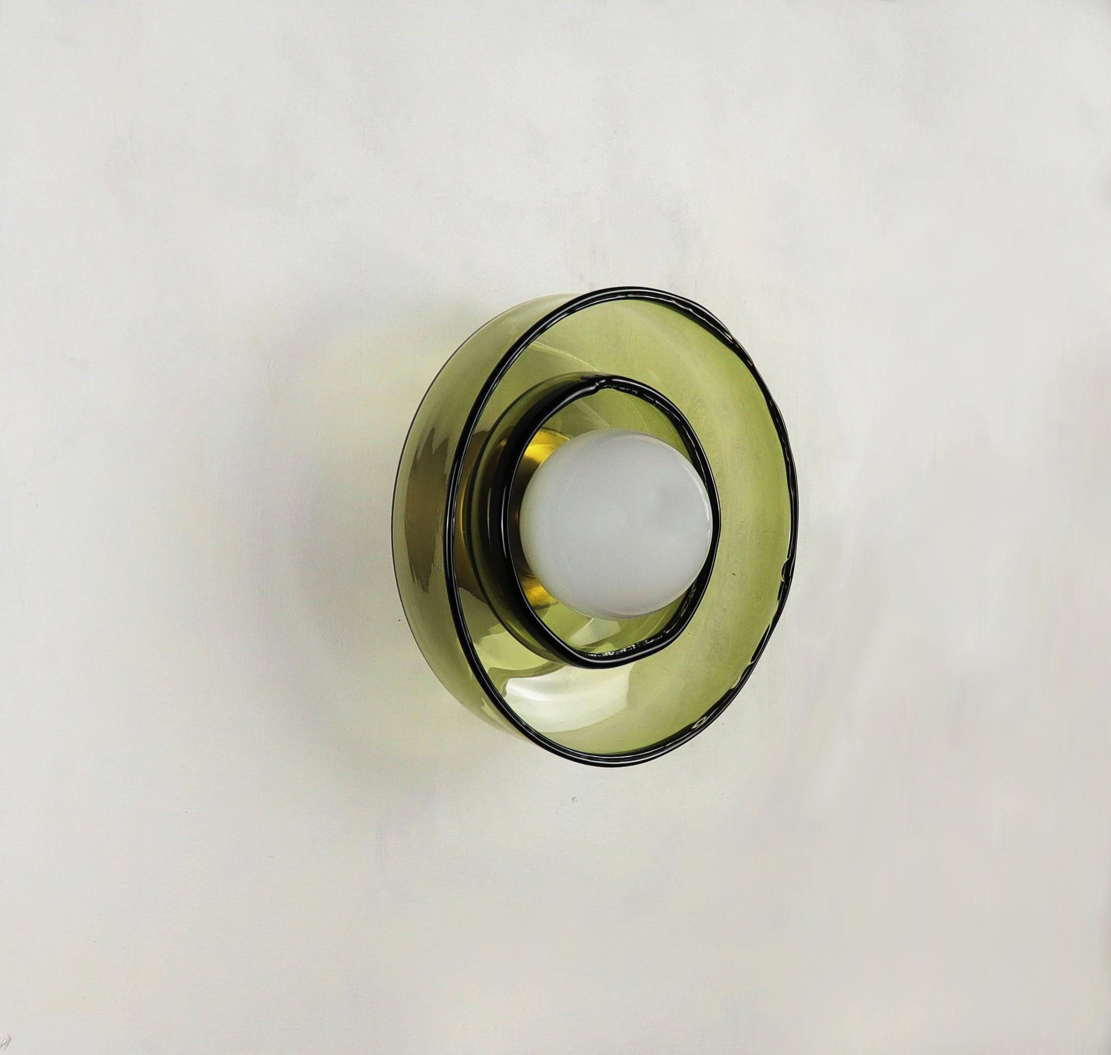 OBJETO LUMINOSO 030.3
Aplique

Este aplique de pared está fabricado en cristal soplado a mano y se ofrece en tres variantes: una pantalla de cristal a gran escala, una opción de pantalla más pequeña y una combinación de ambas. La versión de doble