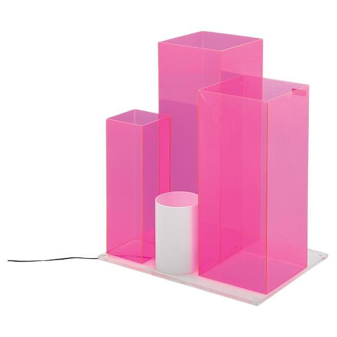 Questa rarissima icona del design illuminotecnico italiano è stata creata dallo Studio Rossi-Molinari per TOTEM nel 1969. 
I colori rosa trasparenti e la forma lo rendono un vero e proprio richiamo visivo!