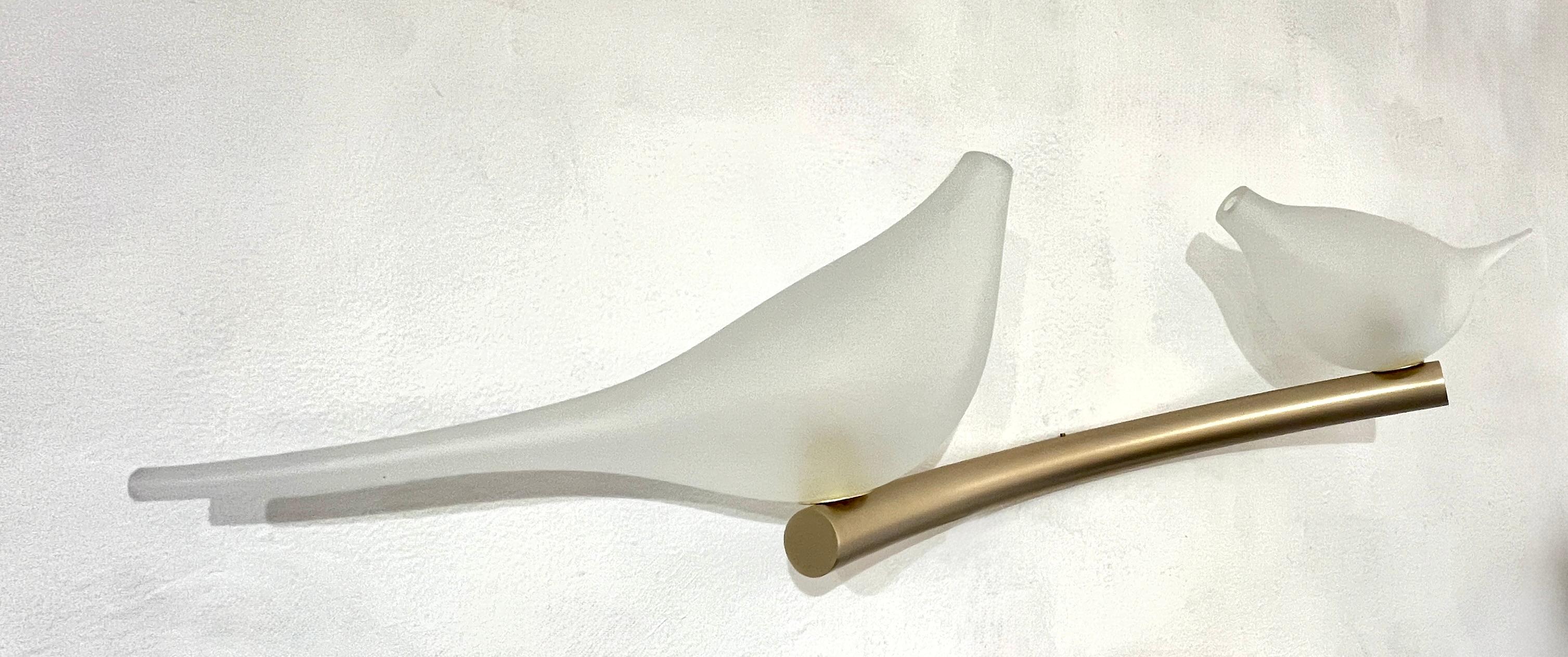 Lámpara Multiforme para Cosulich Lámpara italiana de cristal esmerilado orgánico con forma de pájaro en oro satinado Moderno de mediados de siglo en venta
