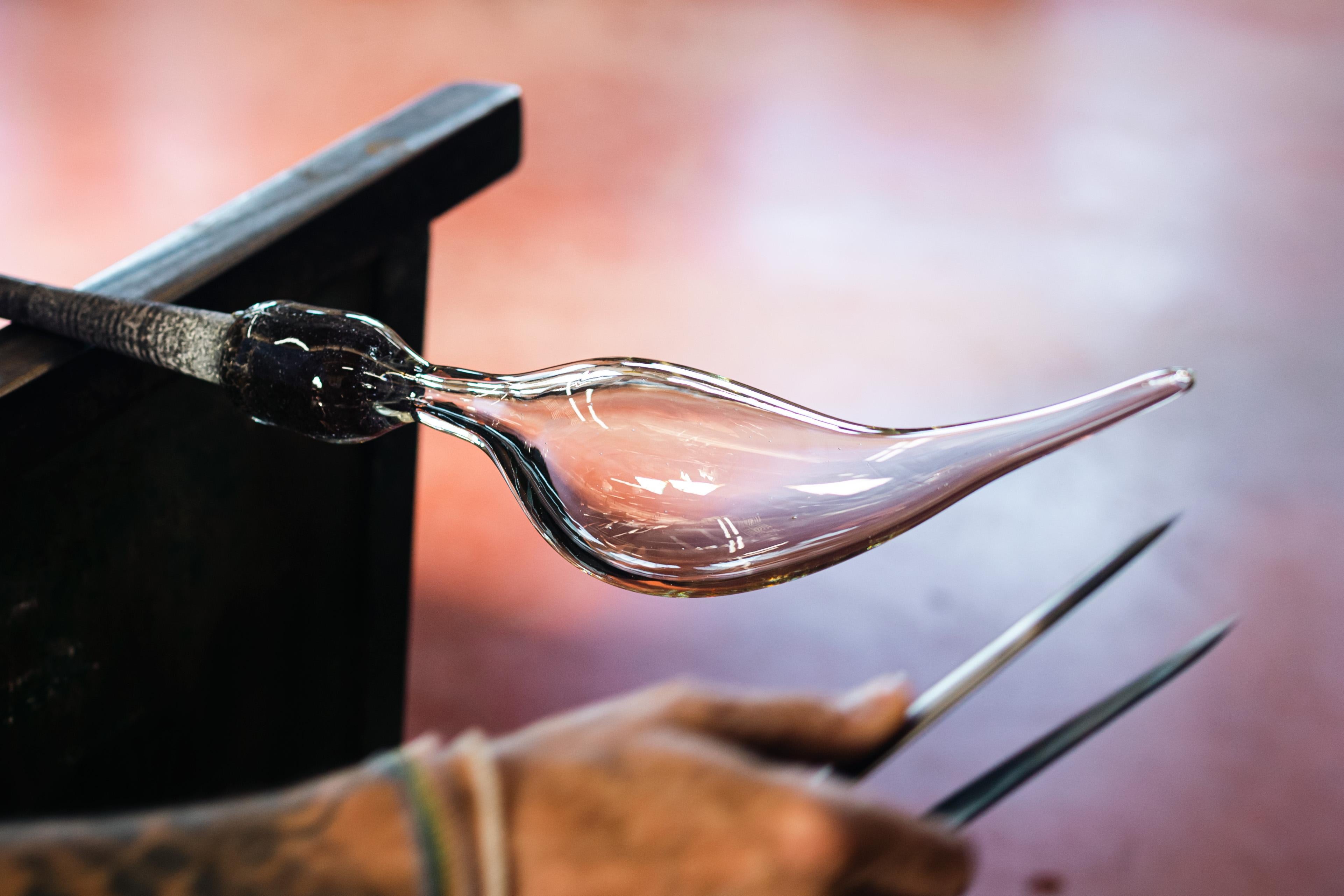 Lámpara Multiforme para Cosulich Lámpara italiana de cristal esmerilado orgánico con forma de pájaro en oro satinado Italiano en venta