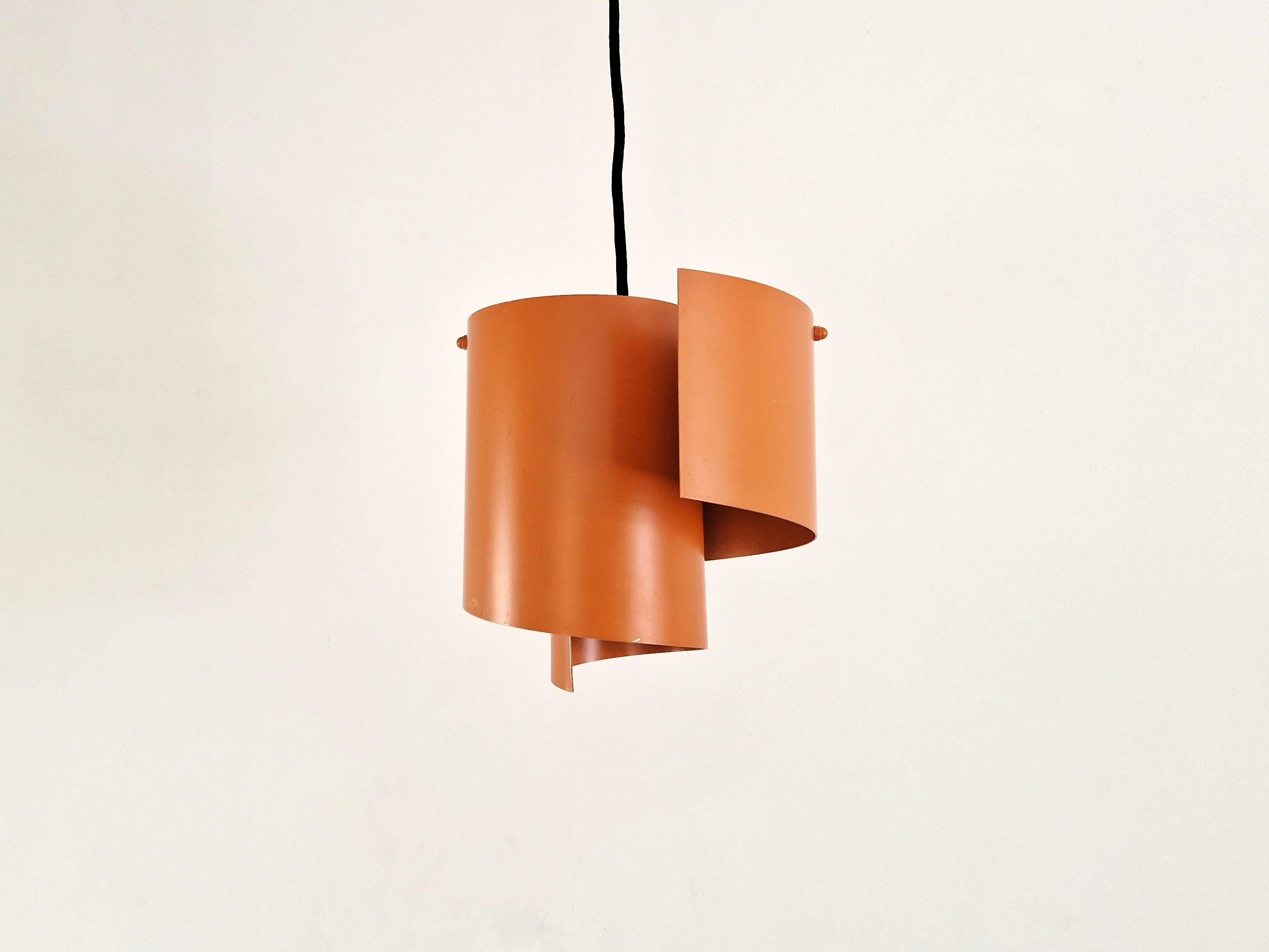 Questa bellissima lampada a sospensione a forma di vortice è stata disegnata da Simon P. Henningsen per Lyfa, in Danimarca, negli anni '60. Una lampada piuttosto rara che non è facile da trovare, sia online che offline. Questa lampada può anche