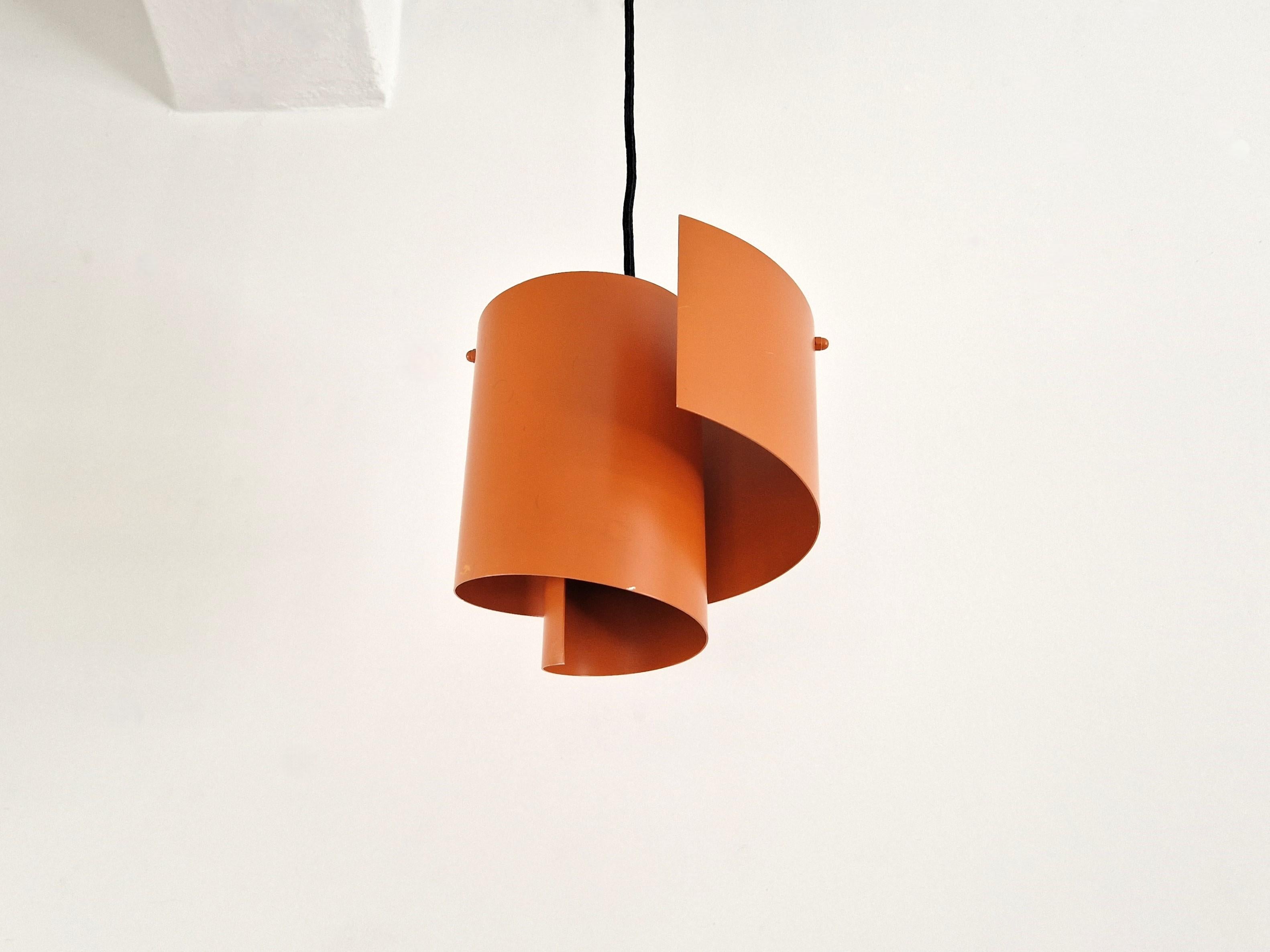 Mid-Century moderno Lampada a sospensione o a soffitto a forma di vortice di colore arancione chiaro di Simon Henningsen per Lyfa in vendita