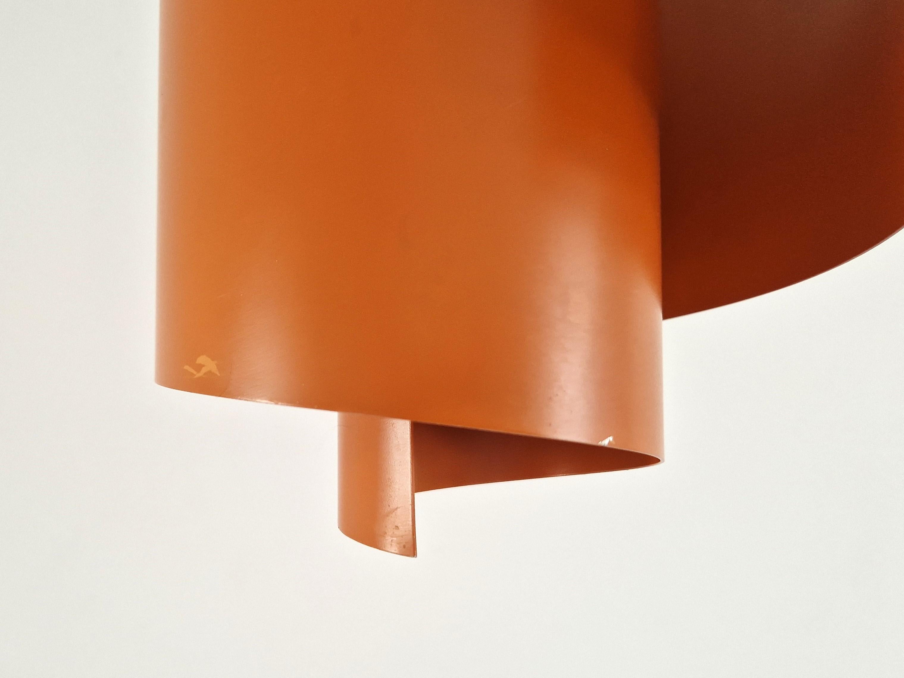 Danese Lampada a sospensione o a soffitto a forma di vortice di colore arancione chiaro di Simon Henningsen per Lyfa in vendita