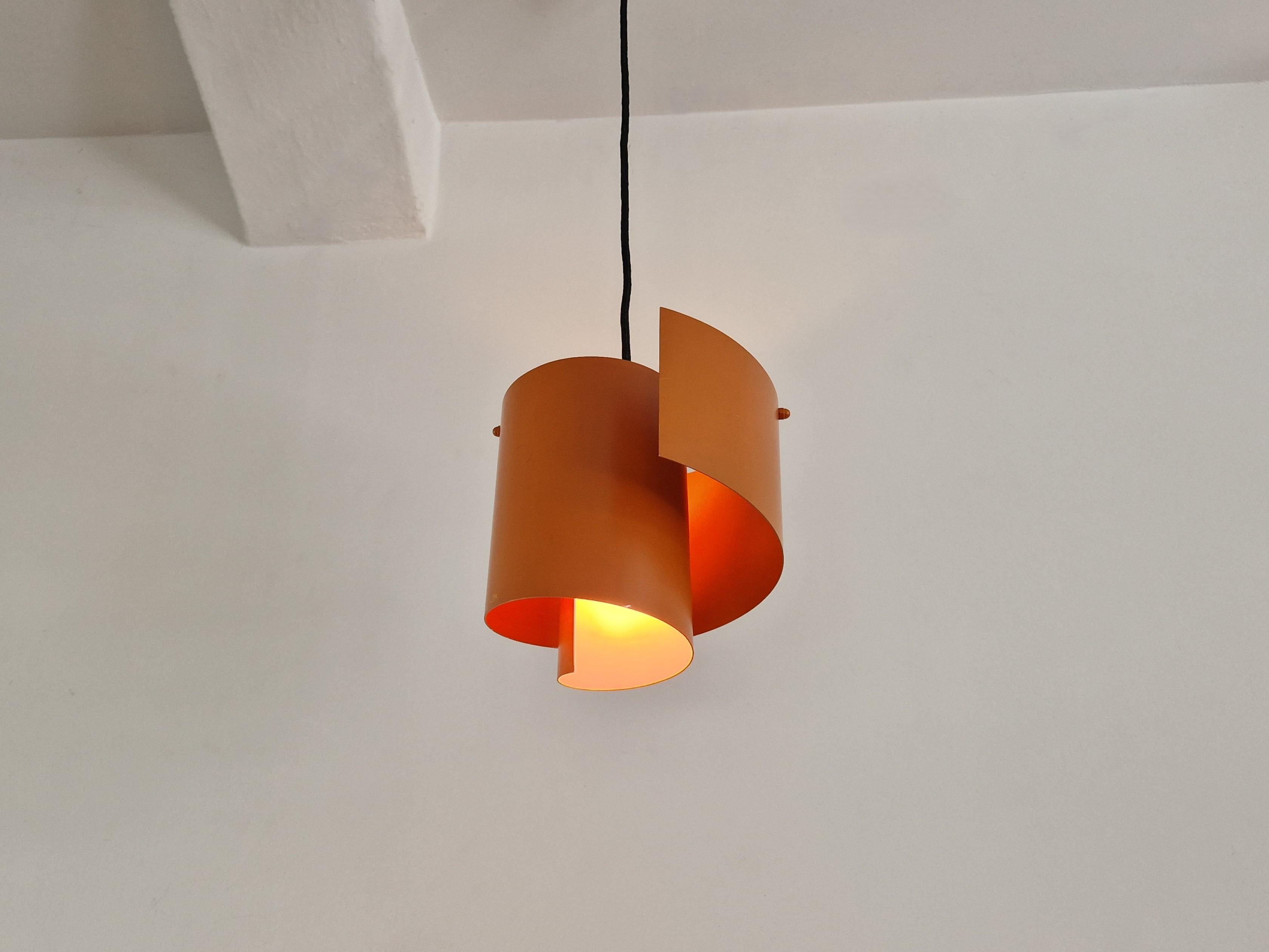 Metallo Lampada a sospensione o a soffitto a forma di vortice di colore arancione chiaro di Simon Henningsen per Lyfa in vendita