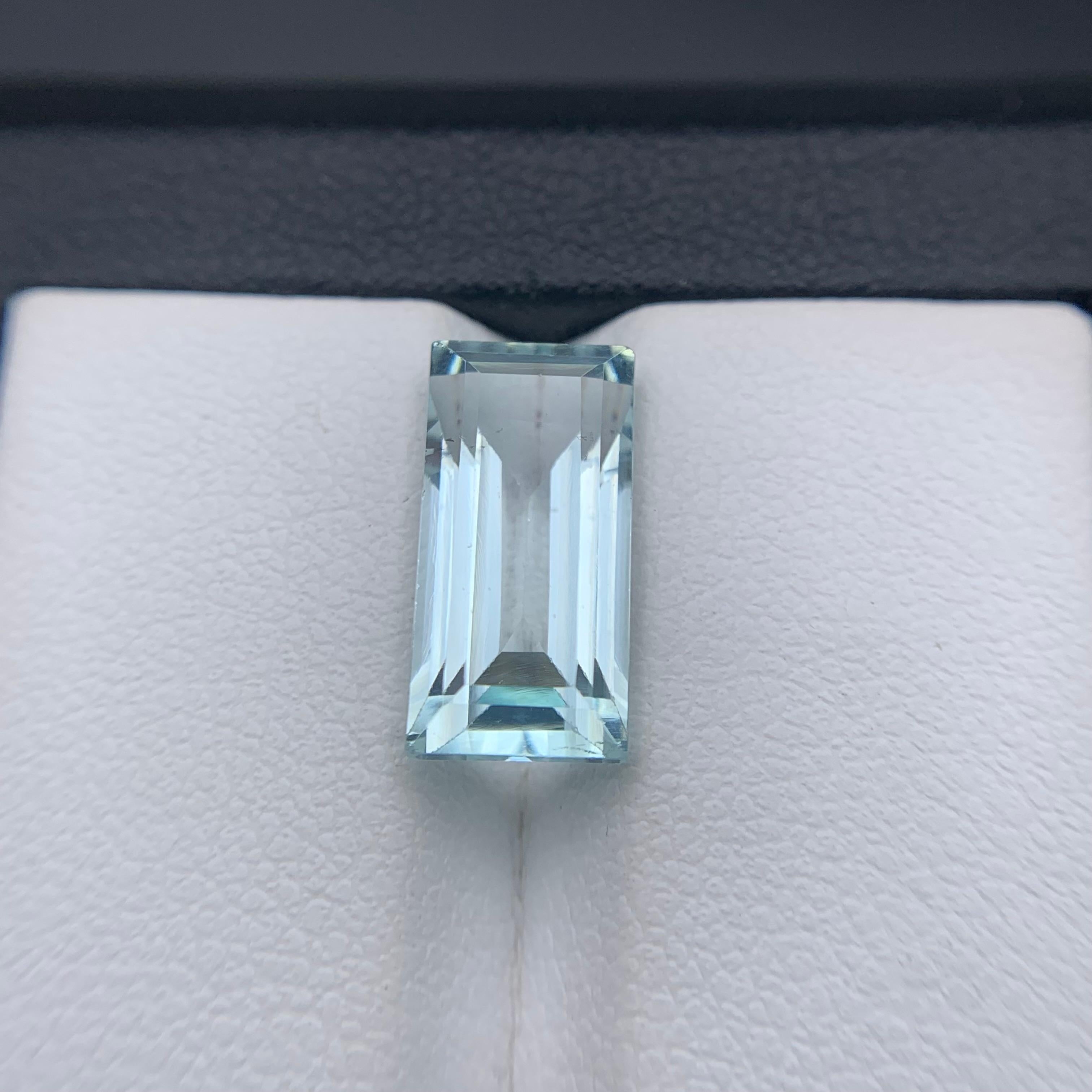 Contemporary Light Pale Sky Blue Natural Aquamarine Ring Loose Gemstone 4.55 Ct Baguette Cut For Sale