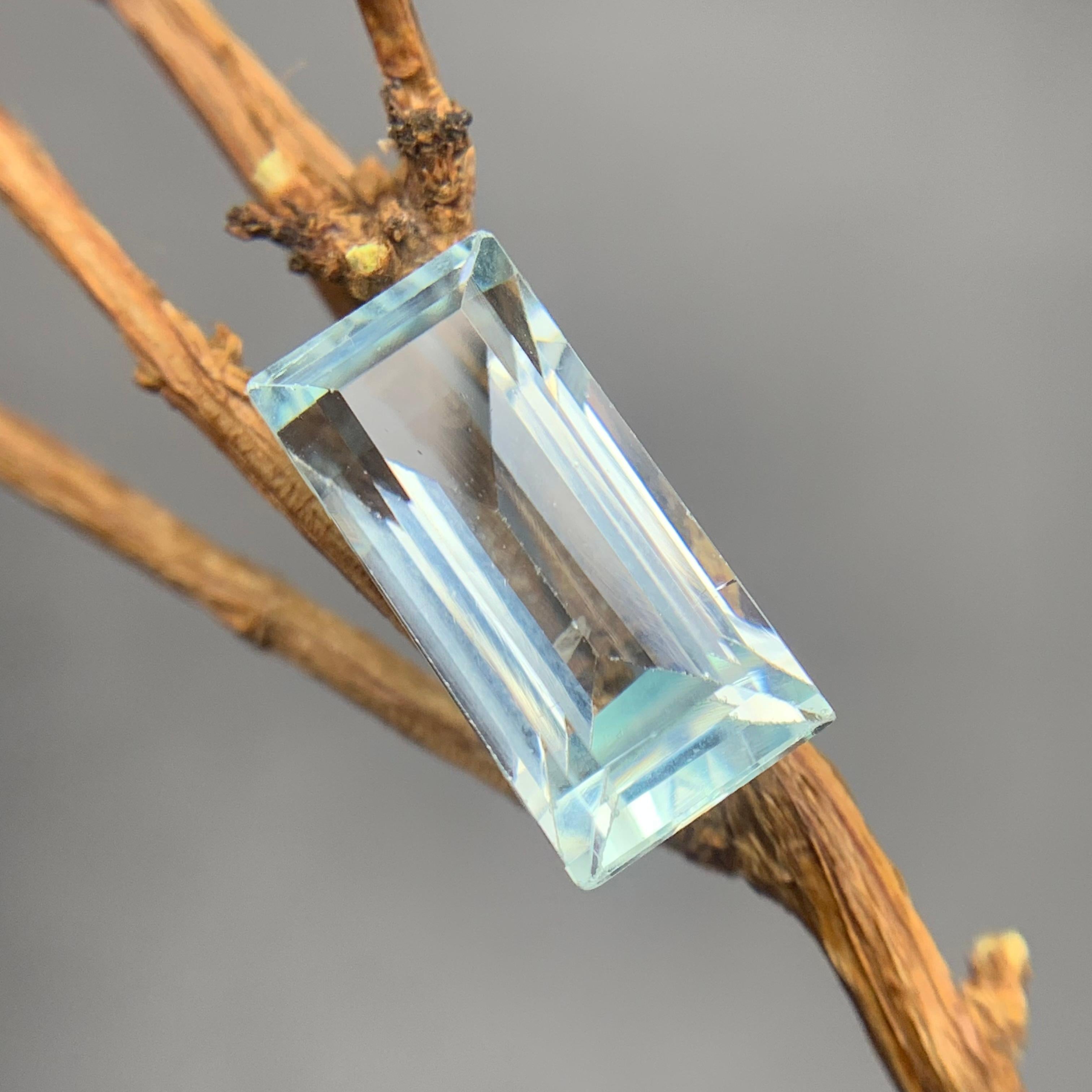 Women's or Men's Light Pale Sky Blue Natural Aquamarine Ring Loose Gemstone 4.55 Ct Baguette Cut For Sale