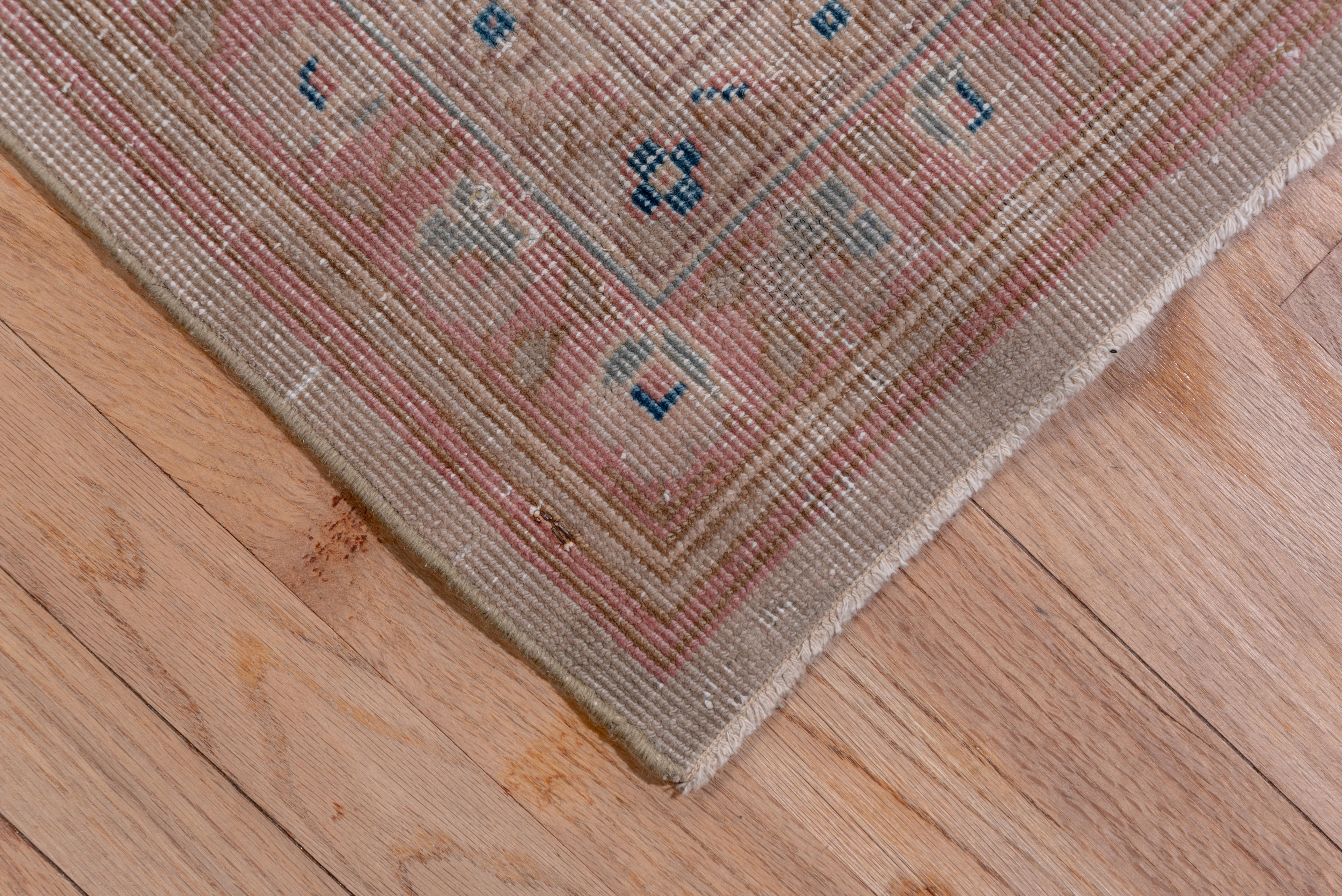 Light Palette Antique Sivas Carpet In Excellent Condition For Sale In New York, NY