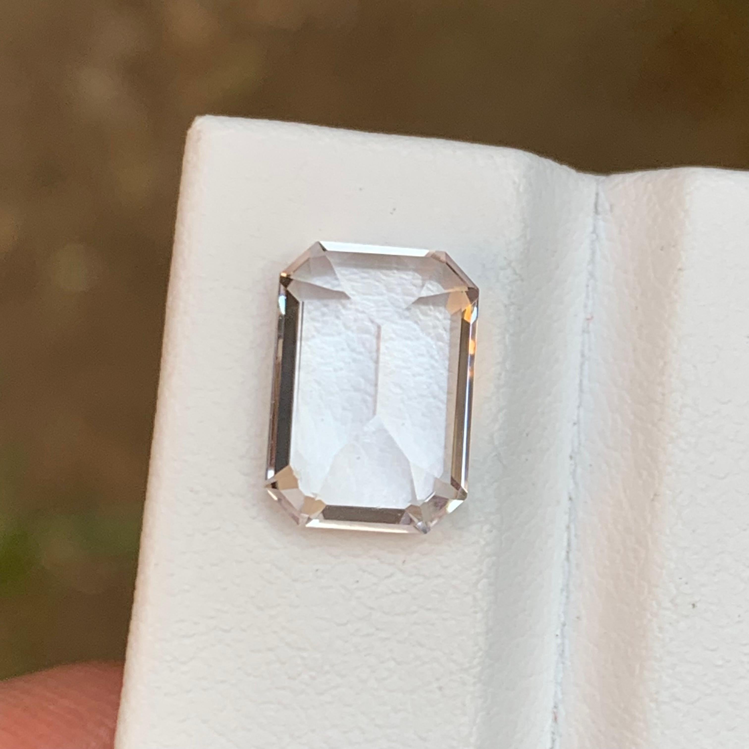 Light Pastel Peach Natural Morganite Rare Gemstone, 4.60 Carat Step Emerald Cut In New Condition For Sale In Peshawar, PK