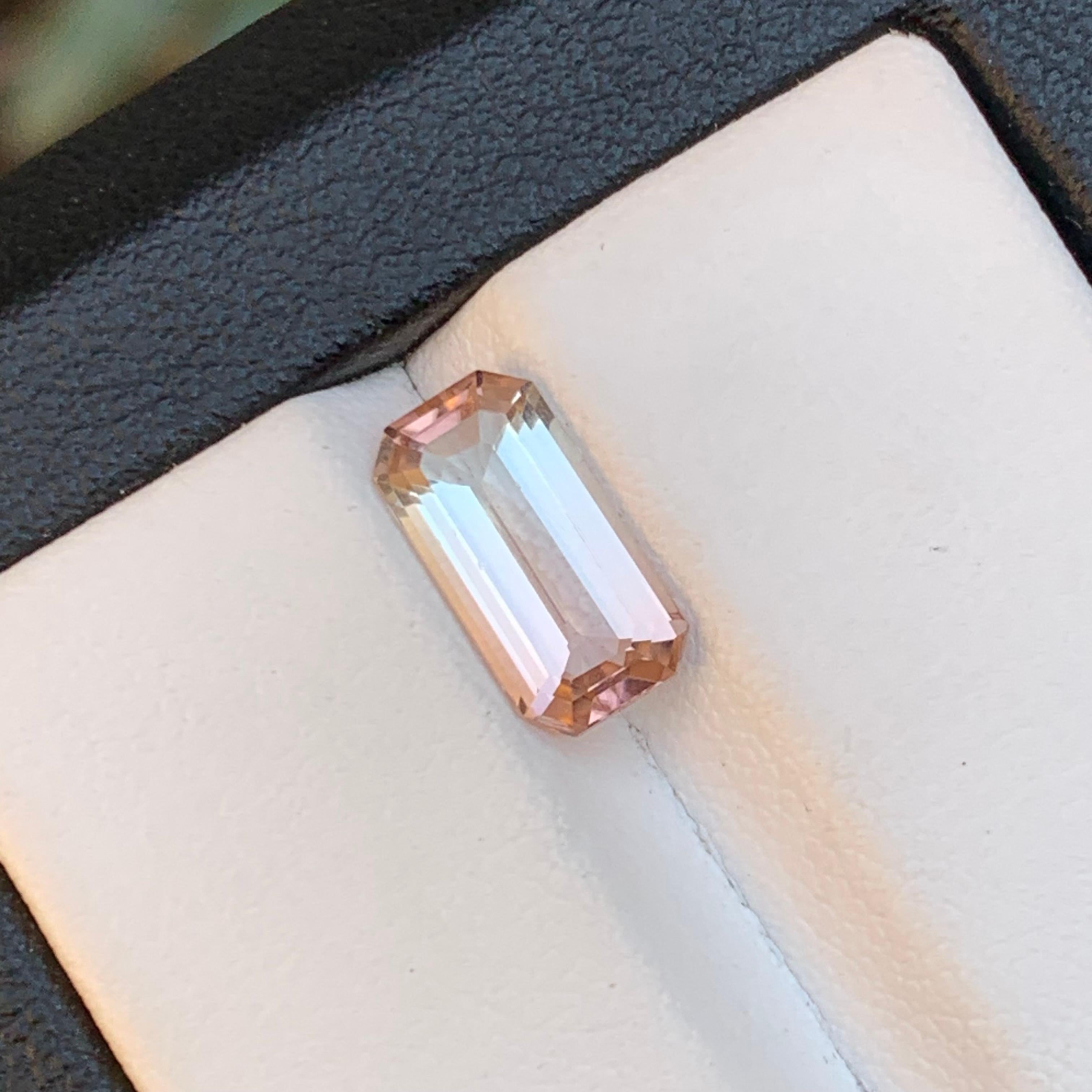 Contemporaneo Anello con tormalina naturale bicolore rosa pesca chiaro, gemma sciolta 1,95 carati di smeraldo in vendita