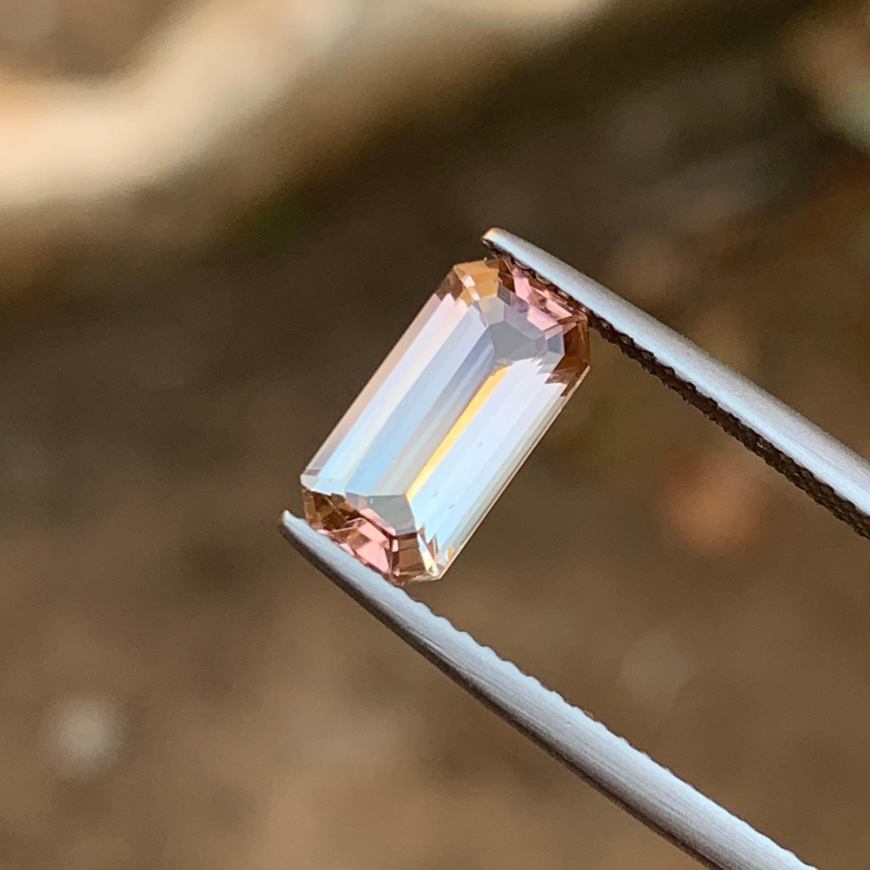 Taglio smeraldo Anello con tormalina naturale bicolore rosa pesca chiaro, gemma sciolta 1,95 carati di smeraldo in vendita