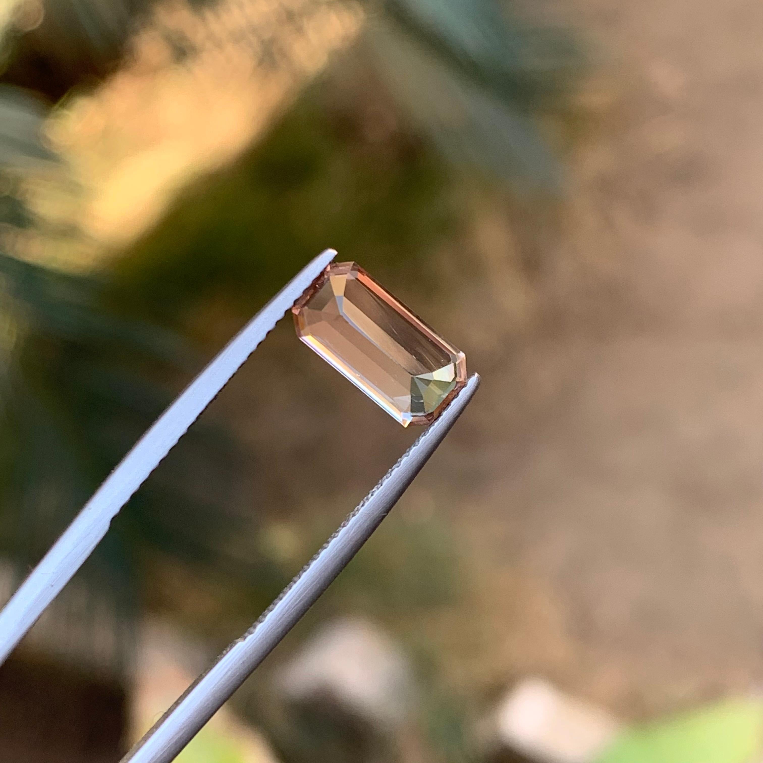 Anello con tormalina naturale bicolore rosa pesca chiaro, gemma sciolta 1,95 carati di smeraldo In condizioni Nuovo in vendita a Peshawar, PK